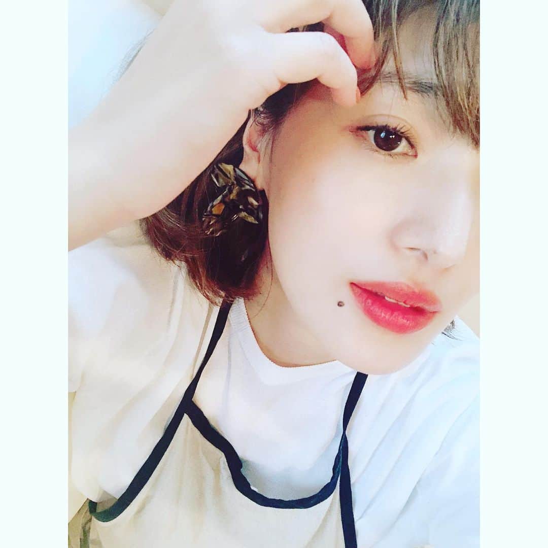 廣瀬規子のインスタグラム：「リップに関しては、 ピンクモードの時と、レッドモードの時があって、最近はもっぱらレッドモード。 色んな赤をその日の気分でチョイスして、ポンポンポンと色を唇に重ねていくと、気持ちが段々上がってくる。 ちなみに今日は @korres.athens のリップを。 #korres はギリシャ最古の薬局から生まれたナチュラルコスメブランド。 このリップは、7/3に発売予定のワイルドローズシリーズのお披露目にお邪魔した際にお土産で頂いた1つ、 ワイルドベリーのリップ。 香りもベリーの香りで、色づくさまは、まるで幼い頃、おもちゃのリップを塗った時のような、何とも言えない付き方、香り方で、、、なんか、なんか、上手く表現出来ないんだけど、言いづらいんだけど、でも言っちゃうけどw、なんか、少女の頃に戻れるような錯覚を起こすリップ❣️なんですよ。 * 薬やハーブを知り尽くした人がつくっているコスメブランドだけあって、今回発売されるクレンジングや、洗顔後のスキンケアの最初に付ける美容液もかーなーり、優秀。 発売されたらフェイスミストを買おうと密かに思ってます✨ * 3つ目の写真は、随分前に車のイベントか何かでご一緒してからのご縁で今回お声かけ頂いた、可愛い可愛い @maiya1173 ちゃん姉妹と💓 * 素敵なコスメブランドのご紹介ありがとう🙏💕✨ * #korres  #コレス #ワイルドローズ #ナチュラルコスメ #美容 #コスメ  #レッドリップ #コレスナチュラルプロダクト #ギリシャ発ナチュラルコスメ  #cosmetics  #skincare」