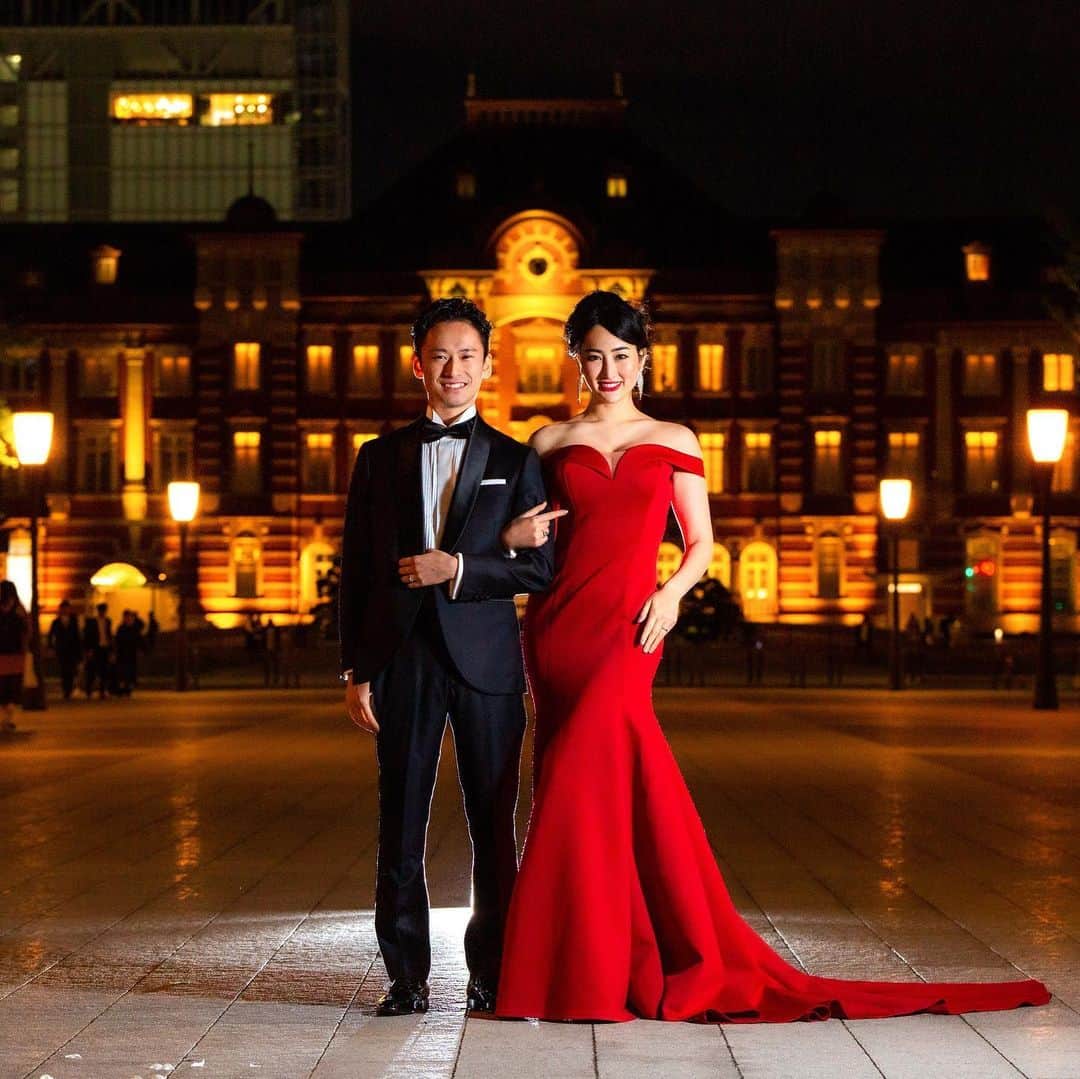 筒井菜月のインスタグラム：「【結婚式前撮り写真 photo by 木村さん】  開運カメラマン木村さんに撮影頂いた私達の結婚式の前撮りお写真です❣️ 私達の希望にお答え頂き、様々なパターンで撮影をして下さいました💕  1枚目→東京駅ライトアップの前でロマンティックに...✨ ライトアップの中に浮き上がっているような幻想的なお写真に仕上げて頂きました☺️ 2枚目→「新婚さんいらっしゃい！」のYes&No枕と共に（笑）このお写真は週刊新潮様の一面〝結婚〟欄に掲載され、更にyahoo!ニュースにも掲載されました😊  https://headlines.yahoo.co.jp/article?a=20190601-00563626-shincho-ent  3枚目→結婚式のプロフィールムービーにも使わせて頂いた2人でハートを作っている写真です✨ハートが綺麗に見えるポージングも教えて下さる木村さんに本当に感謝です😭  4枚目→背景を暗く、肖像画の様な重厚感のある雰囲気にして頂きました✨  5枚目→イメージはルパン三世と不二子ちゃん（笑） ストーリーを考えて撮影するのも楽しいですね♪  6枚目→ずっと色褪せない思い出のイメージです✨ また何十年経っても、同じシチュエーションで撮影してみたいと思います💕  @aps_kimura さん素敵なお写真をありがとうございました❣️ 木村さんのお写真には人生を開運出来る力があると確信しています‼️ 開運カメラマン木村さんに、素敵なお写真を撮影して頂きたい方、詳細はこちらの木村さんのアカウントにお問い合わせください💁‍♀️ @aps_kimura  #木村智 #結婚式 #結婚式前撮り #前撮り#カップルフォト #東京駅 #tokyo #marriage #結婚 #開運カメラマン #開運写真 #写真 #プロフィール #プロフィール写真 #婚活 #ミスコン #ミスインターナショナル #開運道アドバイザー #筒井菜月 #missinternational #profile #picture #happy #love #family #smile #beautypageant #model #memory」