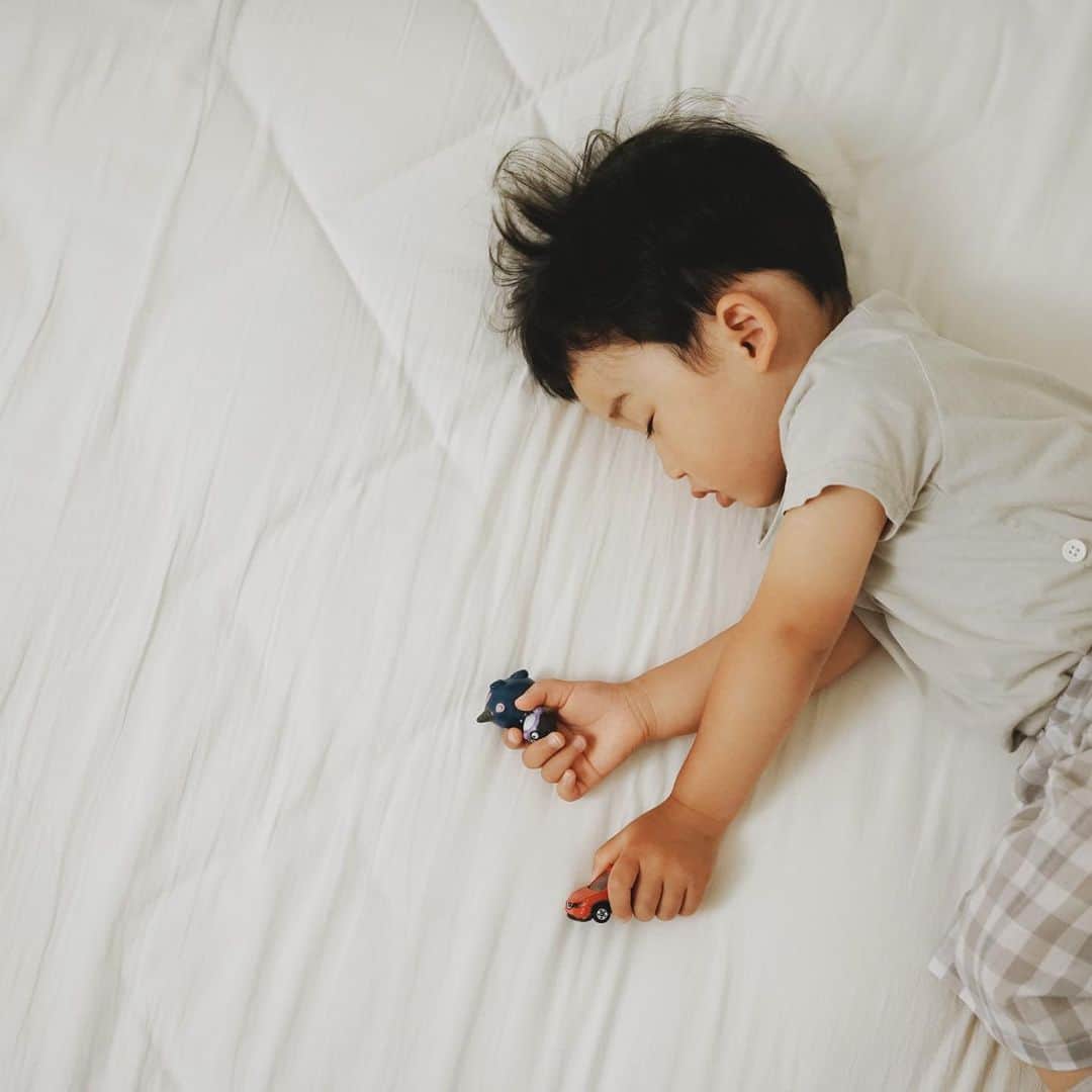 Takafumi Gotoのインスタグラム：「二人の夜。「母ちゃんと雫ちゃん早く帰ってくるといいね〜」って言いながら、ちょっと泣いて寝た。早く帰ってくるといいね。」