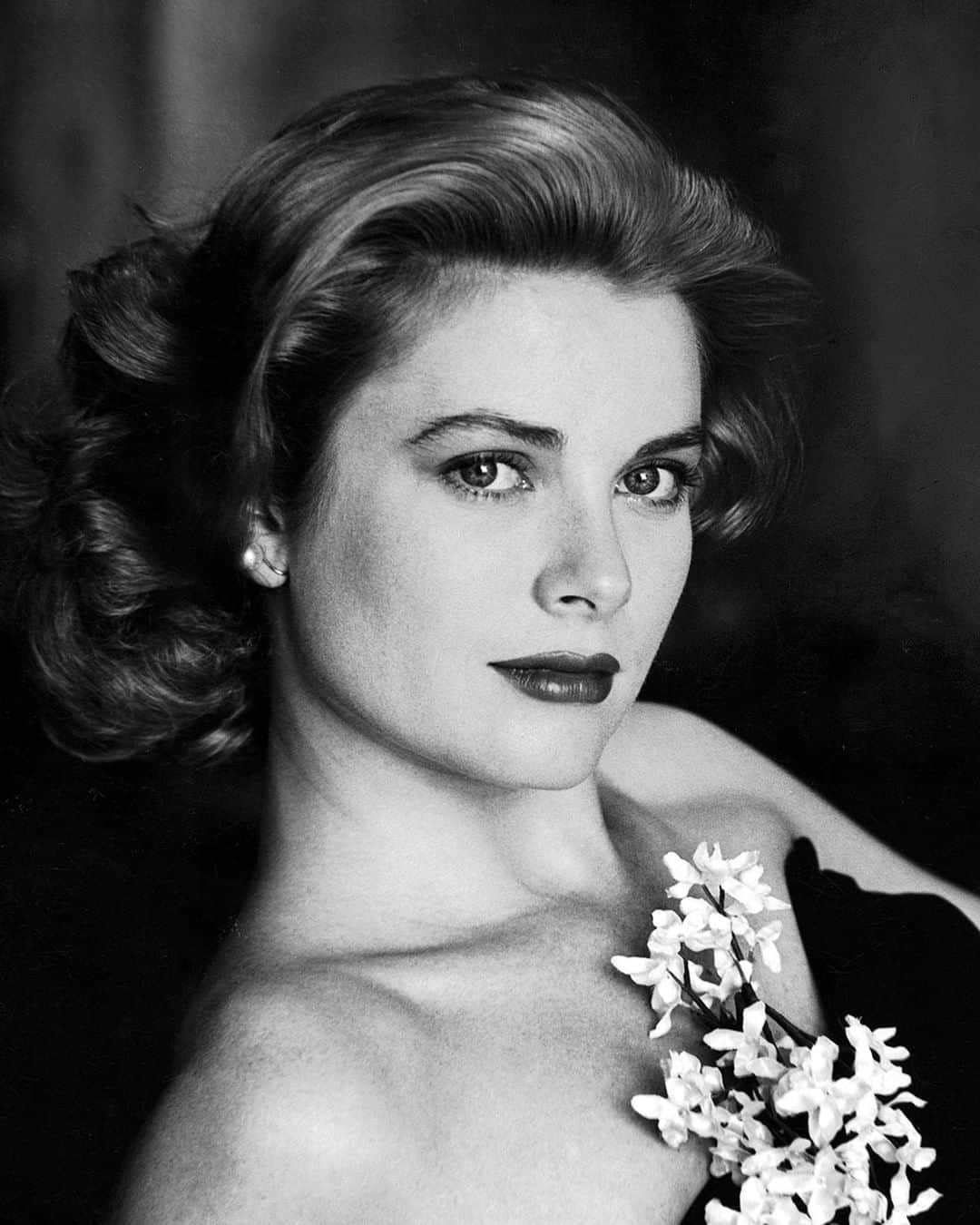 lifeさんのインスタグラム写真 - (lifeInstagram)「Portrait of LIFE legend Grace Kelly, circa 1954 from the archives. (Sharland—The LIFE Picture Collection/Getty Images) #LIFElegends #vintage #GraceKelly」6月11日 22時16分 - life