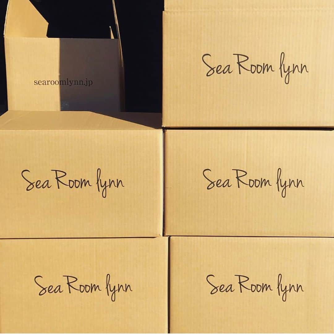 SEA ROOM LYNNさんのインスタグラム写真 - (SEA ROOM LYNNInstagram)「しれーっと5周年。 . 起業家だけどアーティストでもいたくて、相反する二足の草鞋で歩くバランスが時々すっごく難しくて、凸凹な砂利道をがむしゃらに駆け抜けてきたら… 明日でSea Room lynnが誕生して5年なのね。 . 神様ありがとう。これもあなたが与えてくれた才能と試練ですね！ えぇ、やってやりますとも💪 凛とした女になる！って決めていますから。  #searoomlynn」6月11日 22時19分 - azuuusay