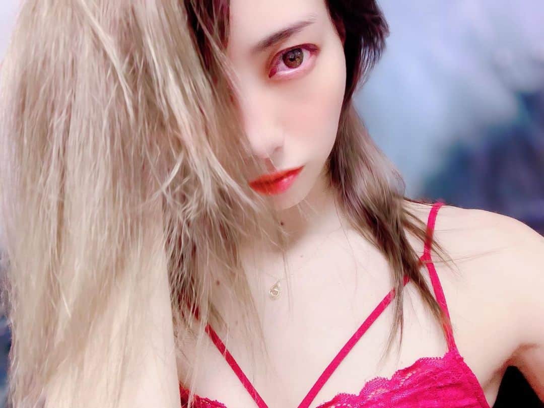 のインスタグラム：「‪あなたにも言えないほど‬ ‪苦しいときもある‬ . ‪ほんとは救い出して欲しい けど‬ ‪それは わたしの 我儘だよね..‬ . #苦しい」