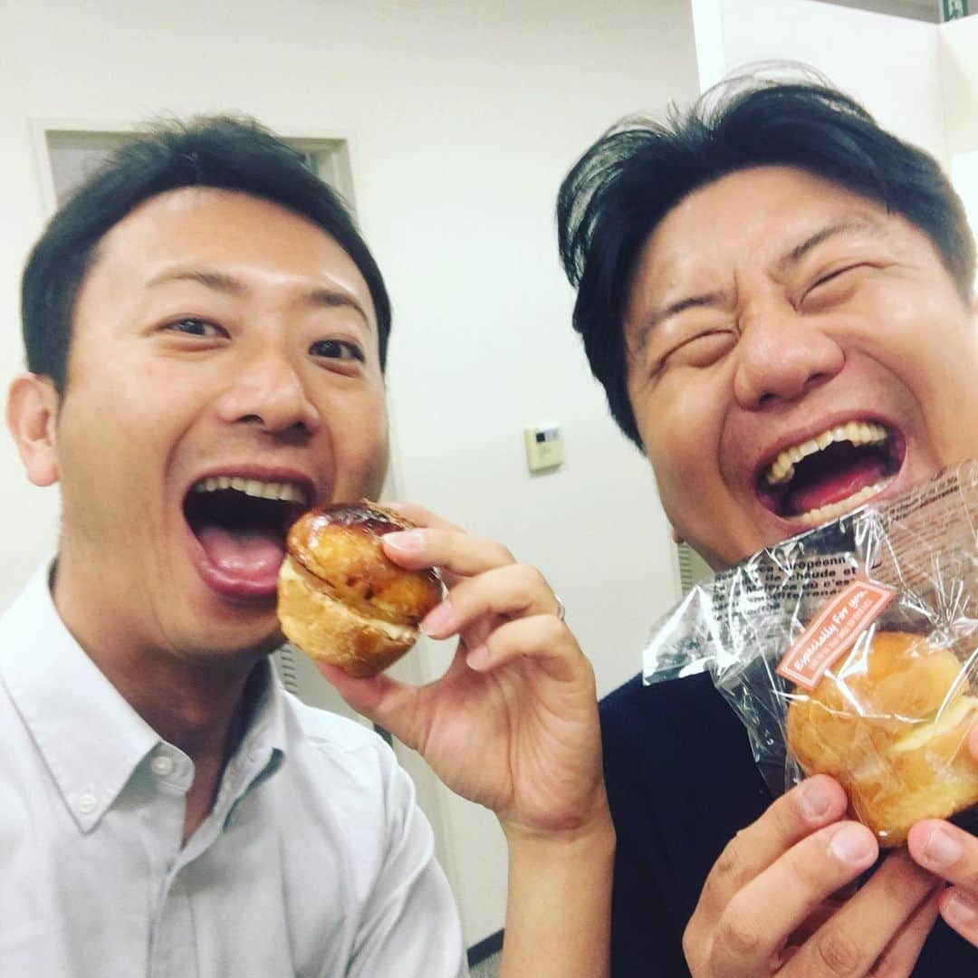 倉橋友和さんのインスタグラム写真 - (倉橋友和Instagram)「#お菓子作り が、もはやプロ級の腕前！#メーテレ 夜のニュースを担当している#藤井淳子 アナの力作に、私たち#アップ 出演者は放送後に癒されています😋 そんな中、今回は#ハンバーガー を作ってくださいました。手作りのマヨネーズソースとコンビーフの上品なマッチングで、大変美味しゅうございました🍔 #メーテレアップ #アップは午後3時46分から #アップの特集は午後6時15分から #武田美保 さん #西嶋賴親 さん #アナウンサー #鈴木しおり #星恭博 #石神愛子 #倉橋友和 #伊豆蔵将太 #濱田隼 #気象予報士 #山田修作 #修作さん #冨永幸」6月11日 22時41分 - nbn_kurahashi