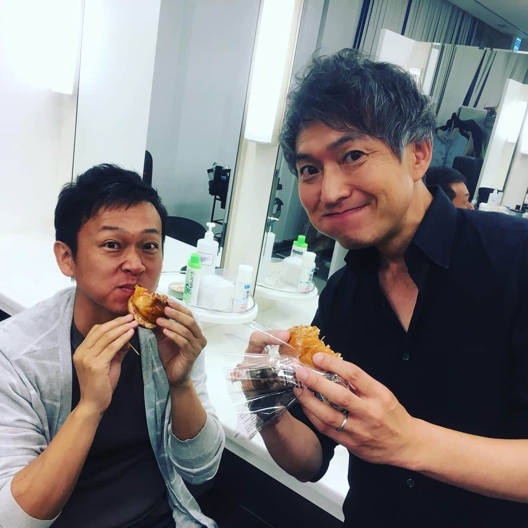 倉橋友和さんのインスタグラム写真 - (倉橋友和Instagram)「#お菓子作り が、もはやプロ級の腕前！#メーテレ 夜のニュースを担当している#藤井淳子 アナの力作に、私たち#アップ 出演者は放送後に癒されています😋 そんな中、今回は#ハンバーガー を作ってくださいました。手作りのマヨネーズソースとコンビーフの上品なマッチングで、大変美味しゅうございました🍔 #メーテレアップ #アップは午後3時46分から #アップの特集は午後6時15分から #武田美保 さん #西嶋賴親 さん #アナウンサー #鈴木しおり #星恭博 #石神愛子 #倉橋友和 #伊豆蔵将太 #濱田隼 #気象予報士 #山田修作 #修作さん #冨永幸」6月11日 22時41分 - nbn_kurahashi