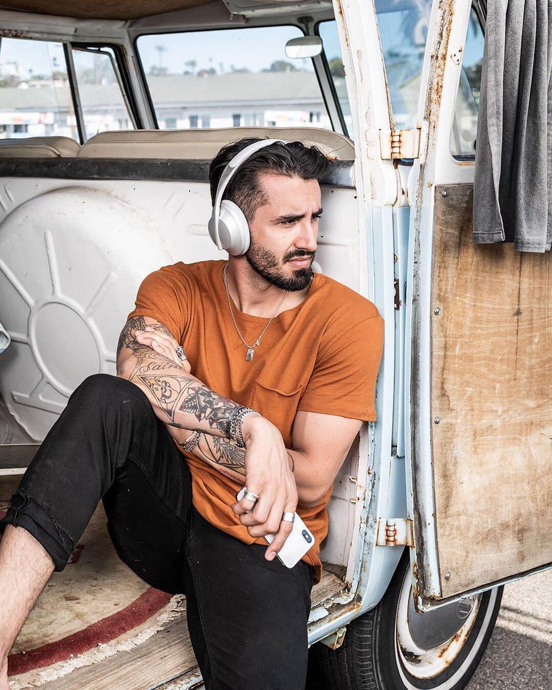 BOSEさんのインスタグラム写真 - (BOSEInstagram)「Stay put or go anywhere. Who would love to live the #VanLife? 🙋‍♂️🚐 #BoseHeadphones」6月11日 22時34分 - bose