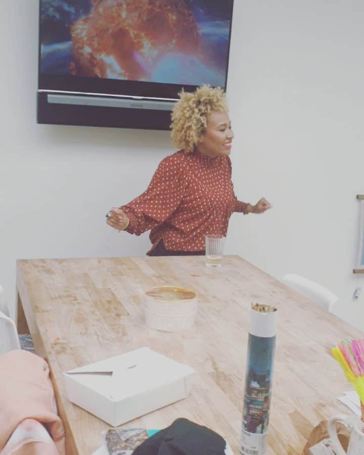 Emeli Sandéのインスタグラム：「Something about me and kitchens💃🏾💃🏾💃🏾🤷🏾‍♀️ ....Yes You're an EXTRA ORDINARY BEEEEIIINNG!! No matter what they say!! #extraordinarybeing」