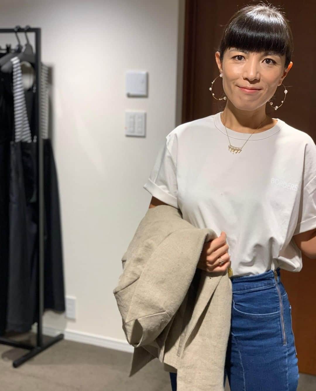 BORDERS at BALCONYのインスタグラム：「柴田が「BORDERS TEE」を着用！ OnもOffも使えて、とてもかわいいです。⠀ ⠀ ⠀」