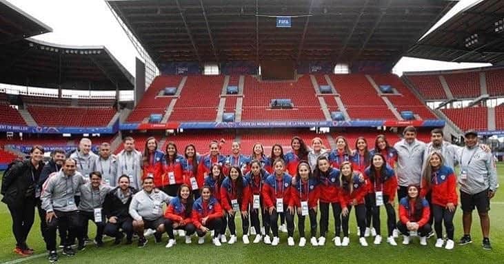 ガリー・メデルのインスタグラム：「Hoy es un día histórico para el futbol femenino de Chile. Pero en especial para ustedes. Disfrutenlo por que nadie se esforzó más que ustedes para que este día llegara 💪🏻. Ahora a dejar todo por nuestros colores 👏👏👏 #VamosChileCTM 🇨🇱」
