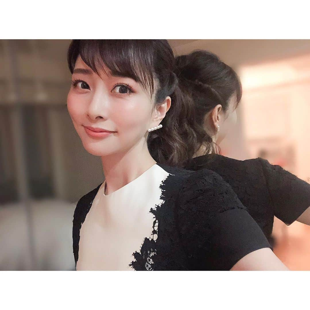 石井美保さんのインスタグラム写真 - (石井美保Instagram)「料亭での会食にはきちんとワンピースにストッキング。黒ワンピはきちんと見えるけれど顔色が沈むので、首元に白が入ったデザインが私にはベスト。アクセサリーはコンサバになりすぎないようにTASAKI のバランスをチョイス。 今日は尊敬する方々からお肌を沢山沢山褒められた日。自分のお肌に自信がもてなかった10年前、20年前の自分に報告したい気分。そして私を変えてくれたパーフェクショネールに感謝。お肌を大切にしようとまた気持ちが改まりました。」6月11日 22時51分 - miho_ishii