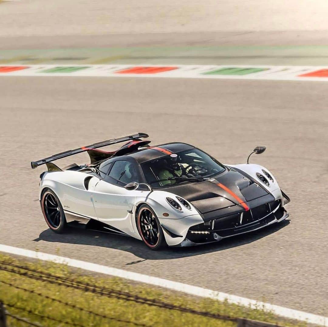 CarsWithoutLimitsさんのインスタグラム写真 - (CarsWithoutLimitsInstagram)「Meant for the track 🥢 Photo @aaronandcars  #carswithoutlimits #pagani #huayra #track #toronto」6月11日 22時54分 - carswithoutlimits