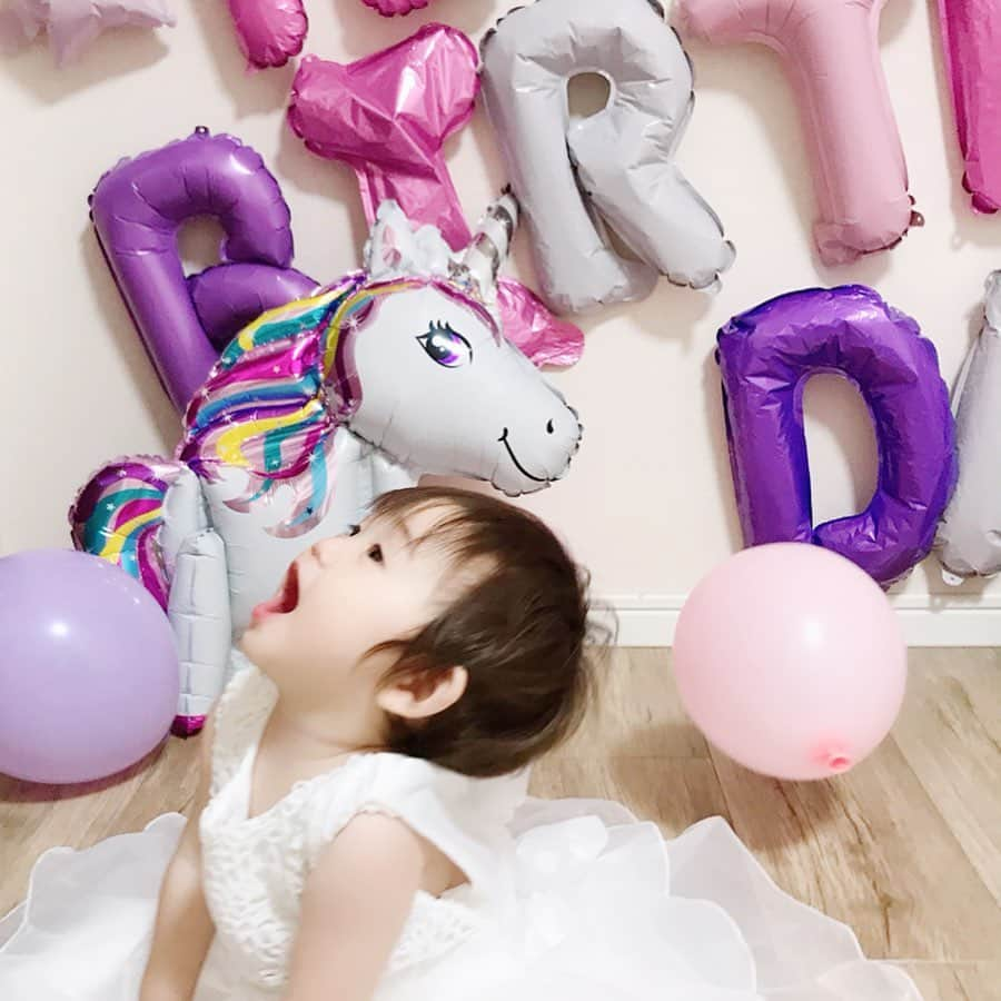 鈴木優美 さんのインスタグラム写真 - (鈴木優美 Instagram)「先月末で娘が1歳になりました🎂 天真爛漫で、日に日に活発になっていく娘👶🏻💕 今日は寝る前に回し蹴りをされて危うく鼻やられるかと思った、、 . おちゃらけ破天荒お兄ちゃんとは違って、多少ママ〜ってくる感じはありますがこれは性格なのか月齢なのか。 後追いとして見なされるなら月齢なのかな？ . この一年あっという間過ぎて、あまり覚えていない✨ 元気に育ってくれて、ママ〜って必要としてくれて、ありがとう💓 毎日必死な分、とても愛おしくてたまらないです。 ただ、0歳児がいかに可愛いか😍 赤ちゃんじゃなくなっていくのはさみしいなぁ💭💭 . ちなみに、バルーンは何個かお兄ちゃんに破壊されw アイスクリームのバルーンがボツに、BIRTHDAYのIが空気抜けかけてますw Amazonでセット購入しました🎈 . . . . . . #お誕生日おめでとう #ハッピーバースデー #娘 #happybirthday #1歳 #イヤイヤ期 #こないで #1歳女の子 #二児ママ #女の子ベビー #赤ちゃん #女の子ママ #ママライフ #育児 #子育て #バルーンアート #スワイプしてね #バースデーフォト」6月11日 22時56分 - yumi_kakiuchi