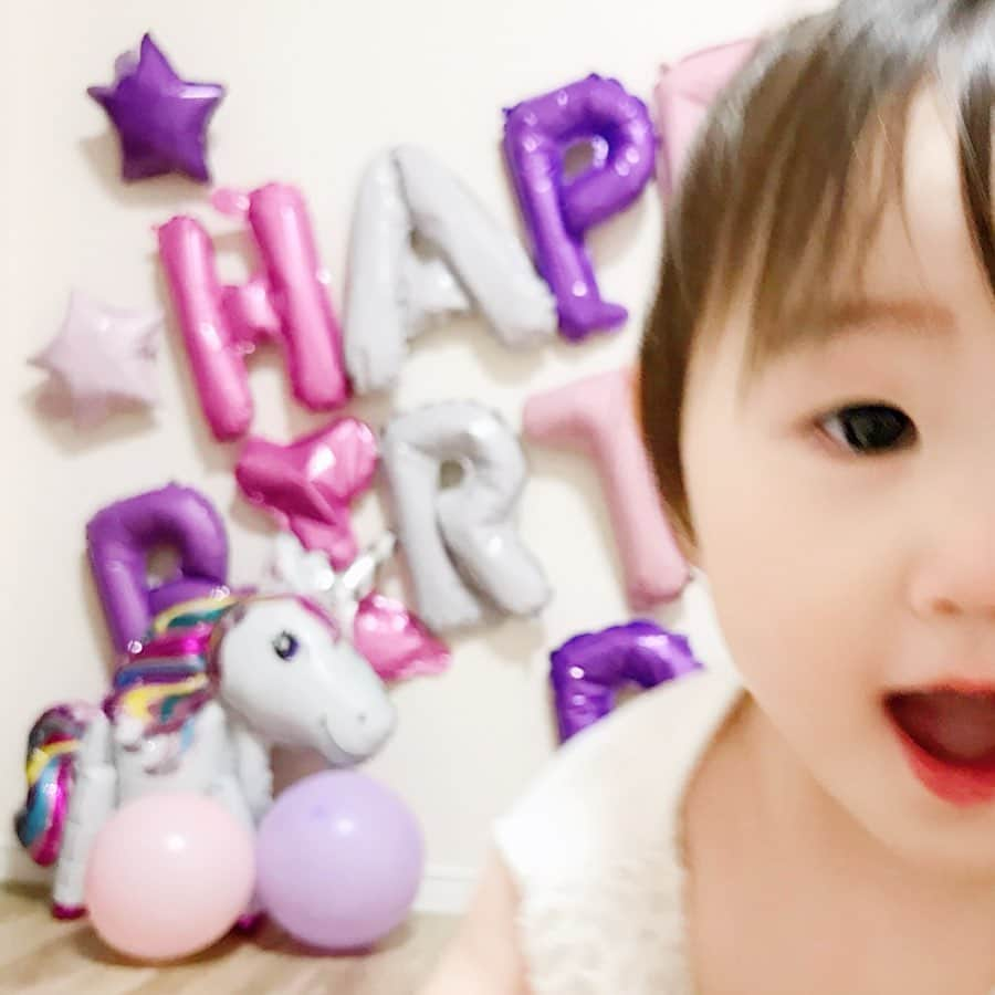 鈴木優美 さんのインスタグラム写真 - (鈴木優美 Instagram)「先月末で娘が1歳になりました🎂 天真爛漫で、日に日に活発になっていく娘👶🏻💕 今日は寝る前に回し蹴りをされて危うく鼻やられるかと思った、、 . おちゃらけ破天荒お兄ちゃんとは違って、多少ママ〜ってくる感じはありますがこれは性格なのか月齢なのか。 後追いとして見なされるなら月齢なのかな？ . この一年あっという間過ぎて、あまり覚えていない✨ 元気に育ってくれて、ママ〜って必要としてくれて、ありがとう💓 毎日必死な分、とても愛おしくてたまらないです。 ただ、0歳児がいかに可愛いか😍 赤ちゃんじゃなくなっていくのはさみしいなぁ💭💭 . ちなみに、バルーンは何個かお兄ちゃんに破壊されw アイスクリームのバルーンがボツに、BIRTHDAYのIが空気抜けかけてますw Amazonでセット購入しました🎈 . . . . . . #お誕生日おめでとう #ハッピーバースデー #娘 #happybirthday #1歳 #イヤイヤ期 #こないで #1歳女の子 #二児ママ #女の子ベビー #赤ちゃん #女の子ママ #ママライフ #育児 #子育て #バルーンアート #スワイプしてね #バースデーフォト」6月11日 22時56分 - yumi_kakiuchi