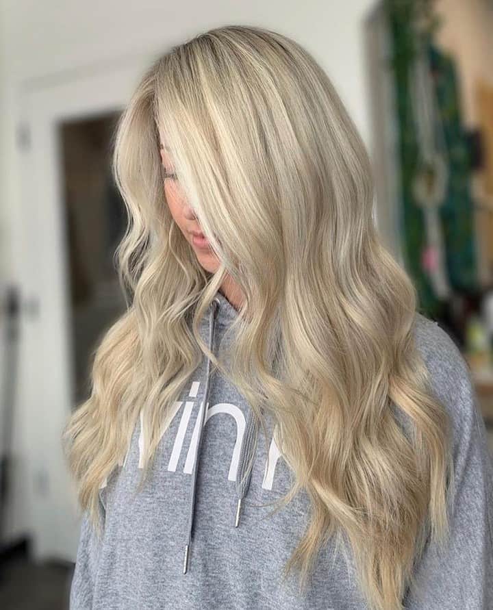 CosmoProf Beautyさんのインスタグラム写真 - (CosmoProf BeautyInstagram)「Blown away by this breathtaking blonde💛💨 ✨ @janetmallon lifted with @wellahairusa Blondor, pretoned with Wella Invigo Recharge Color Refreshing Shampoo for Cool Blondes and toned with Wella Color Touch 10/81, 8/81and 9/16. ✨ Save 15% on the NEW Wella Invigo Blonde Recharge at #cosmoprofbeauty where you are #licensedtocreate . . #repost #wella #wellacolor #wellahair #colortouch #blondor #invigo #invigomoments #blondehair #blondespecialist #blondes」6月11日 23時00分 - cosmoprofbeauty