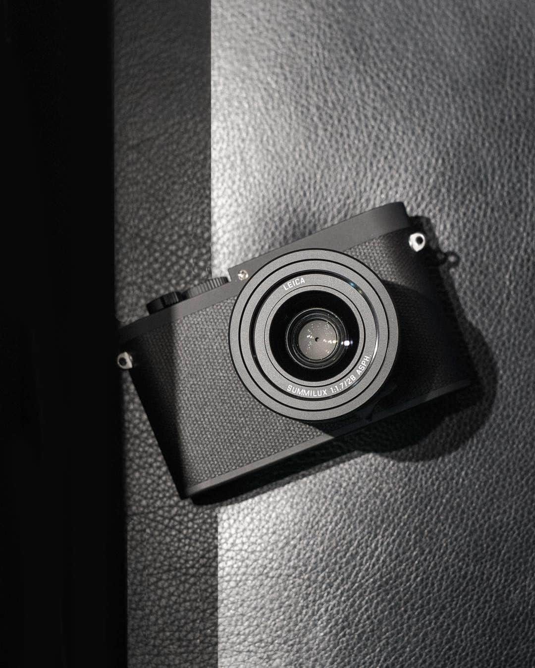 のインスタグラム：「No Red Dot... no problem. Enter stealth mode with the new Leica Q-P and stay as inconspicuous as possible while shooting on the street. Discover the Leica Q-P for yourself via the bio link.  Photo: @leicastoredc  #🔴📷 #leica #leicacamera #leicaphotography #leicagram #leica_world #leica_club #leicasociety #leicaQ #leicaQP #cameraporn #leicaporn #streetphotography」