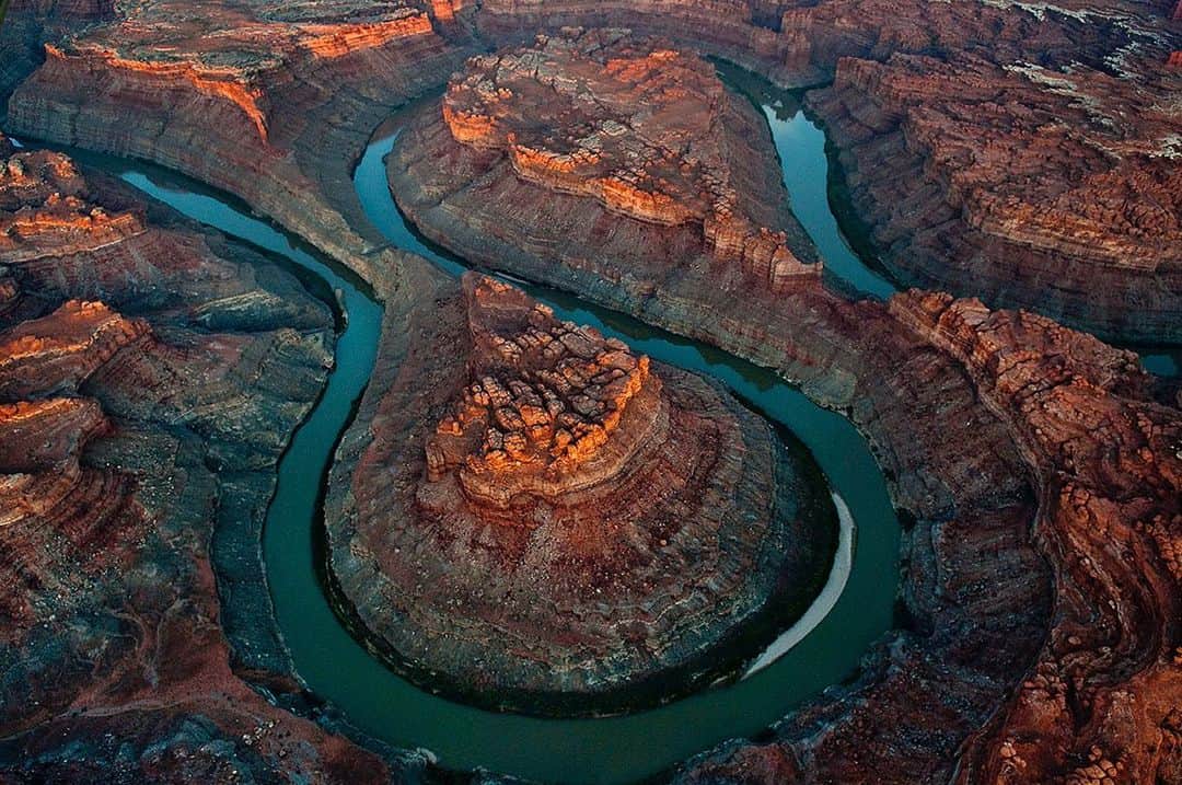 National Geographic Creativeさんのインスタグラム写真 - (National Geographic CreativeInstagram)「Photo by @pedromcbride | The sunrise illuminates the double oxbow called "The Loop" in Canyonlands National Park, Utah. #Aerial #Sunrise #Utah」6月11日 23時00分 - natgeointhefield