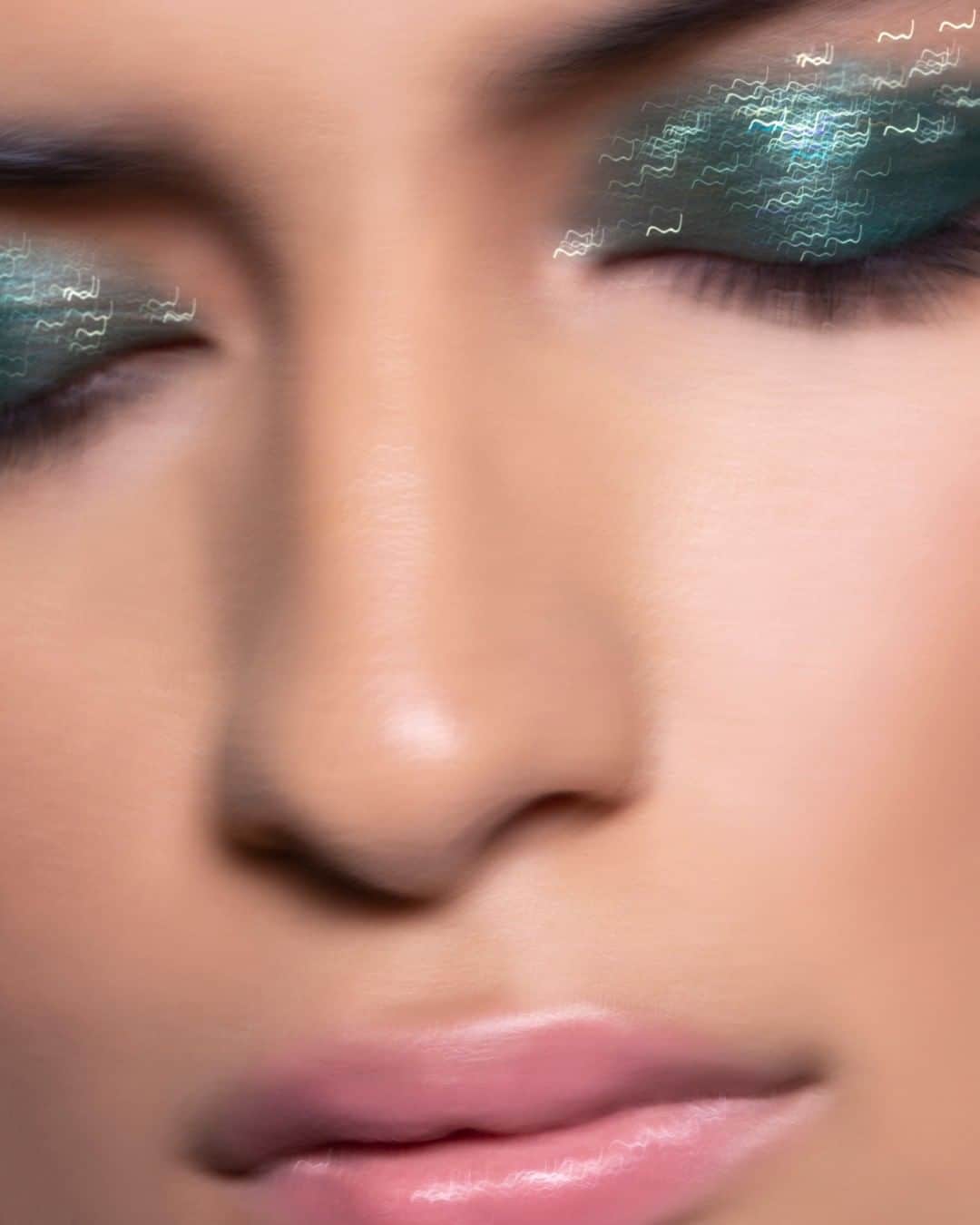 Smashboxのインスタグラム：「A look this sultry deserves a Hollywood ending 🎬⠀⠀⠀⠀⠀⠀⠀⠀⠀ ⠀⠀⠀⠀⠀⠀⠀⠀⠀ Get the look using:⠀⠀⠀⠀⠀⠀⠀⠀⠀ ✨ 24 Hour Shadow Primer⠀⠀⠀⠀⠀⠀⠀⠀⠀ ✨ Cover Shot Bold Glitter Palette ⠀⠀⠀⠀⠀⠀⠀⠀⠀ ✨ Gloss Angeles in Obvi Mauvey⠀⠀⠀⠀⠀⠀⠀⠀⠀」