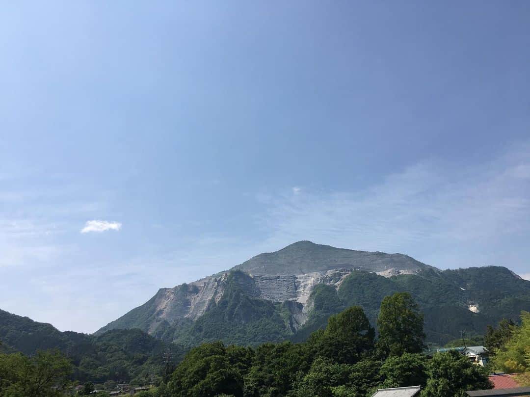 やながわみほのインスタグラム：「空に向かってドーンってしてる姿が格好良すぎる。 #秩父 #武甲山」