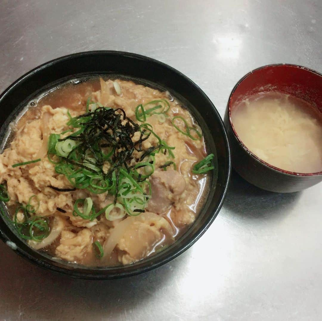 鶏三味　駅前店さんのインスタグラム写真 - (鶏三味　駅前店Instagram)「今日のまかないは、なおくん特製親子丼セットです！ #今日の#インスタ担当は#りん#シェフは#なお」6月11日 23時18分 - torizanmi