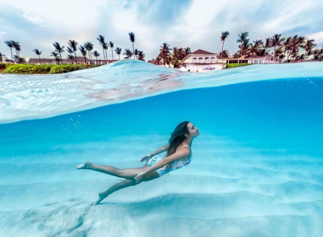 サシャ・カリスのインスタグラム：「Who else loves a morning swim? 😍🙋🏼‍♀️ @fsoceanclub #fsoceanclub 🇧🇸💦」