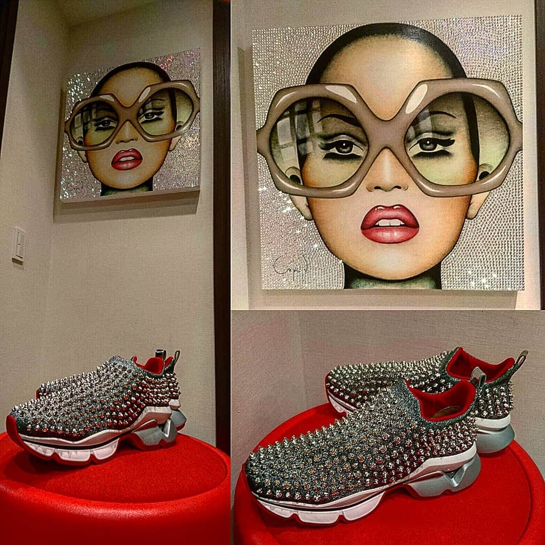 五十嵐一誠さんのインスタグラム写真 - (五十嵐一誠Instagram)「This is art ❗  louboutin ＆ anjavanherle  あまりにもアンヤのアートと ルブタンソックススニーカーのキラキラ感が シンクロしてるから 合わせて写真に撮ってみた☺  このアンヤの作品は ウッドボードに直に手描きで描いて その上に何千個のスワロフスキーを手作業で 貼り付けたアンヤの傑作です  何事もインスピレーションで始まり 即行動が人より上に行くこつだと思います☺  #anjavanherle#louboutin#art#artist #photography#photographer#アート #スワロフスキー#インスピレーション #芸術#絵画#ルブタン#スニーカー#綺麗 #ソックススニーカー#おしゃれ#キラキラ」6月11日 23時19分 - superdentist5