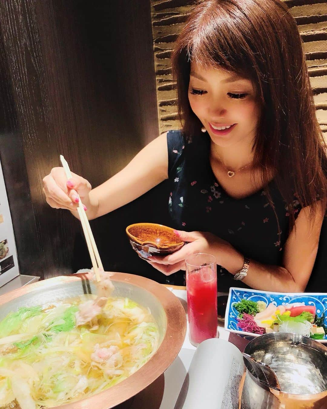 織田千穂さんのインスタグラム写真 - (織田千穂Instagram)「今日は雨☔️じゃなくてちょっぴり嬉しい💜 小さな幸せ…w さてこちらは新橋SL広場から徒歩2-3分🚶‍♀️🐾 サラリーマンの聖地である新橋の 多数ひしめき合う飲食店❤️から選んだ 🍺個室居酒屋 番屋 新橋店🍺です💕 * 居酒屋というより料亭の様な… 和の門構えから高貴な雰囲気漂うお店💓 個室もとっても広く清潔かつお洒落で とっても落ち着く居心地の良さ…‼️ * 今回は…2時間飲み放題付き🍷 しゃぶしゃぶコース😋🍖🍴 * 💟【先　付】季節の小鉢 ズワイ蟹と湯葉のべっ甲餡掛け🦀 お通しの美味しさのクオリティから 一気に期待大です💜 * 💟【刺　身】本日の鮮魚四点盛り 新鮮で色鮮やかなお刺身達🧡 * 💟【メイン】イベリコ豚のしゃぶしゃぶ ｷﾀ━(ﾟ∀ﾟ)━!待ってましたー❤️ 甘くて絶品うまうまなレタスと お出汁の旨味だけで 一切タレいらずなくらいの絶品豚しゃぶ💗 いっぱいあるー🎶と思ってたものの 本当に一瞬で無くなりました🤣 * 💟【サラダ】合鴨とミックスビーンズのツナサラダ 新鮮でシャキシャキサクサクする食感を 楽しみながら味わうヘルシーサラダ🥗 * 💟【揚げ物】えびの天婦羅 茄子の挟み揚げ 一体どうやって揚げたら こんな美味しくなるんだろう‪\(ᯅ̈ )/‬ とってもサクサクで軽やかで油っぽさもなしで かつ塩も効いていて味わい深い旨さ💓 * 💟【箸休め】本日の箸休め 出し巻き玉子の生のり餡 磯海苔の風味たっぷりでとろりと お洒落な卵焼き🍳 * 💟【お食事】　〆のおうどん コシ‼️コシが凄い😳‼️ 大好きなしっかりしたコシのある麺🍜 テンションアガりましたw * 💟【デザート】雪見だいふく 〆にふさわしく雪見だいふくとあんこ💜 最後まで和を感じるコースでした🎶 * リーズナブルなのに この大満足過ぎるクオリティ💙 個室なので女子会でも飲み会にも最適‼️ 気になった方は… 「番屋 新橋店」で検索してみてね🥩✨ * 🏡個室居酒屋 番屋 新橋店 ➡️東京都港区新橋2-14-3新橋レンガ通り会館 8F 📞 03-3519-5210 ⏰月～土　17:00～23:30 ⏰日祝　17:00～22:00 ⏰土日祝日　11:30～17:00 ✼••┈┈┈┈┈┈┈┈┈┈┈┈┈┈┈┈••✼ #個室居酒屋番屋新橋店 #番屋新橋店 #番屋 #個室居酒屋 #肉食女子 #しゃぶしゃぶ #フォトジェ肉 #肉活 #肉会 #グルメ部 #foodpic #l4l #foodie #新橋ディナー #dinner #女子会 #japanesestyle #新橋グルメ #飯テロ #夜ごはん #ディナー #食べスタグラム #followme #instafood #japanesefood #foodstagram #フードスタグラム #肉スタグラム #foodoftheday #japanesegirl  Castingby @woomy.restaurant ✼••┈┈┈┈┈┈┈┈┈┈┈┈┈┈┈┈••✼」6月11日 23時20分 - chihoda