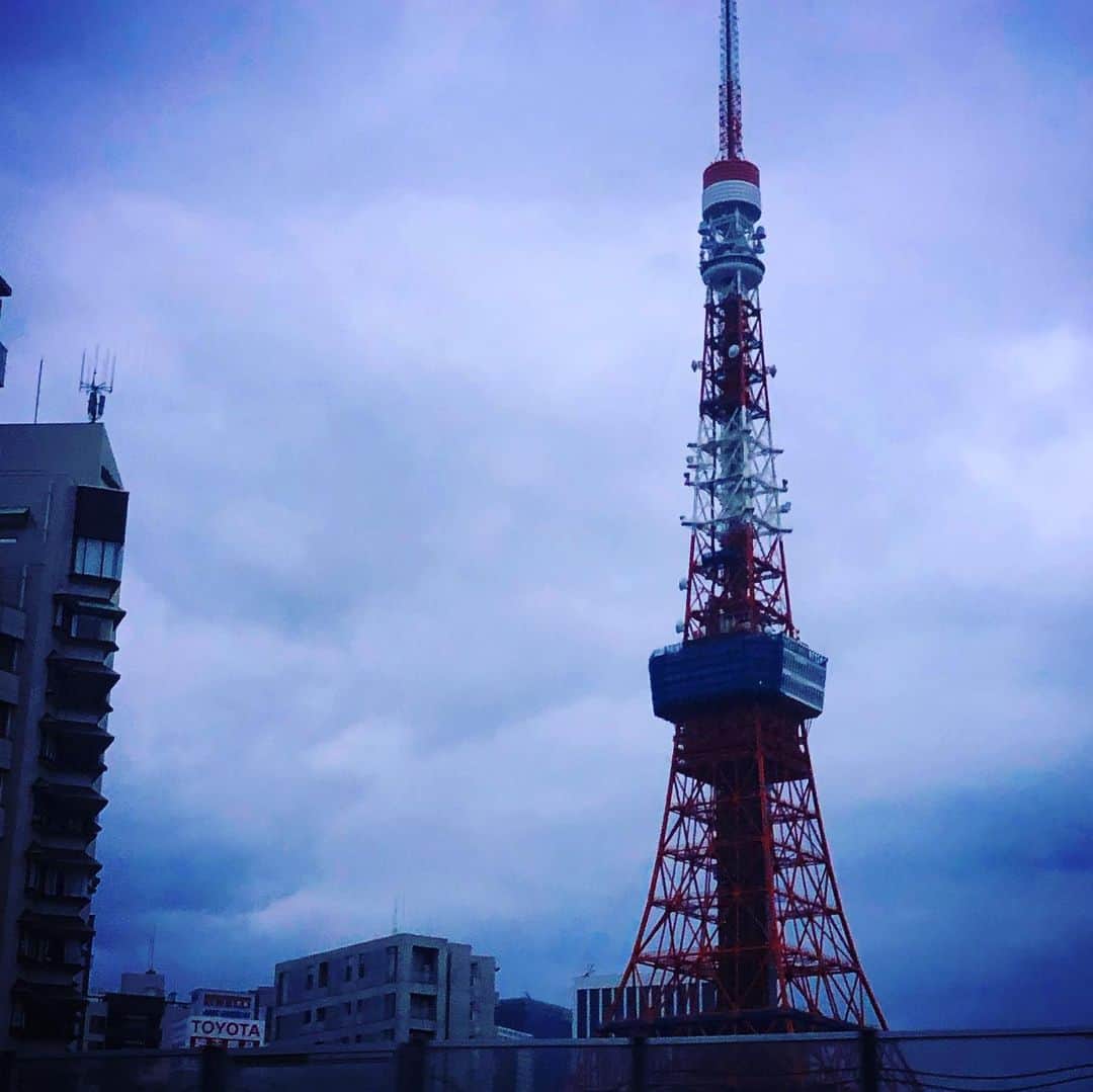 JILLさんのインスタグラム写真 - (JILLInstagram)「今日はカスタマイズTシャツ撮影❣️ 全部にサインもいれました。  あとは多少の手直しをしてお洗濯をしてアイロンかけてフィニッシュ。帰りは東京タワーを眺めながらぁー  あ、そうそう、今日アメブロアップしました。  #personz  #jillpersonz #20190611 #ワンダフルメモリーズツアー #今日はオフ #LOFTゲスト情報 #有楽町ヒューリックホール  #ハートオブゴールド #原田美枝子 #左右田薫 #live+storyperformance #詳細はオフィシャルサイトpersonznetでどうぞ @jillpersonz」6月11日 23時21分 - jillpersonz