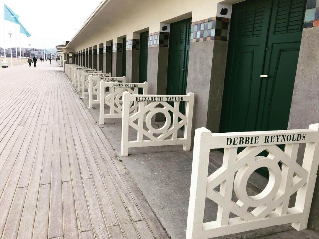 稀鳥まりやさんのインスタグラム写真 - (稀鳥まりやInstagram)「＊ 旅行写真の続きです🇫🇷 ・ Deauville とTrouvilleへ行きました。ドーヴィルは映画「男と女」の舞台となった場所です。お天気があまり良くありませんでしたが、それもまたノルマンディーらしい感じがして素敵でした✨ 海沿いの遊歩道には小屋が並んでいて、アメリカ映画祭に出席するためにドーヴィルを訪れた映画スターの名前がつけられています✨ カラフルなパラソルもとても可愛くて⛱😍 バカンスになったらセレブ達で大賑わいなんでしょうね😀 ＊ #deauville#trouville #normandie」6月11日 23時25分 - mariya_kitori