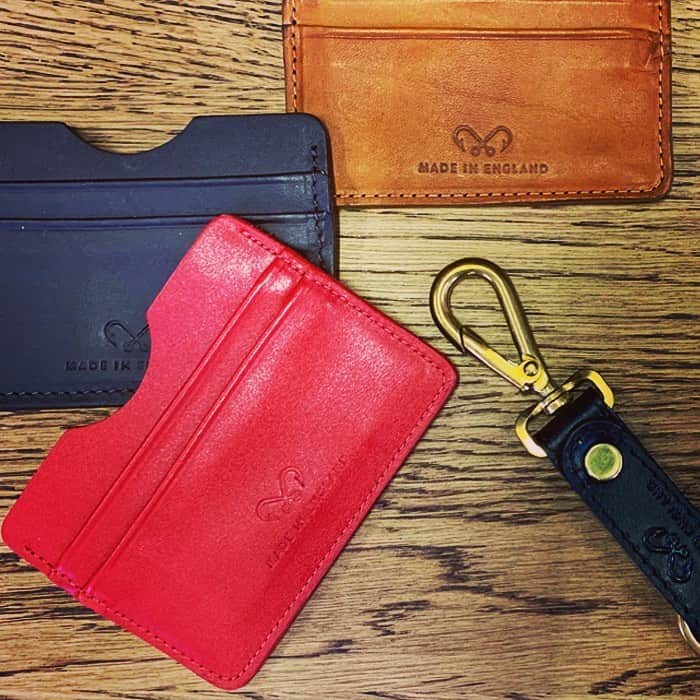 ジョンチャップマンのインスタグラム：「#fathersday #giftideas #leather #accessories gift set available this week 10% #promotion #handcrafted #madeinengland #menswear #menstyle #mensfashion #mensstyle」