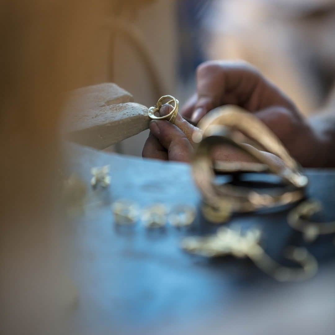 グーセンス パリのインスタグラム：「ECUME ring in the making. . . #📸 by @mathieu.bonnin . . #Goossens #ring #ecume #yellow #gold #brass」