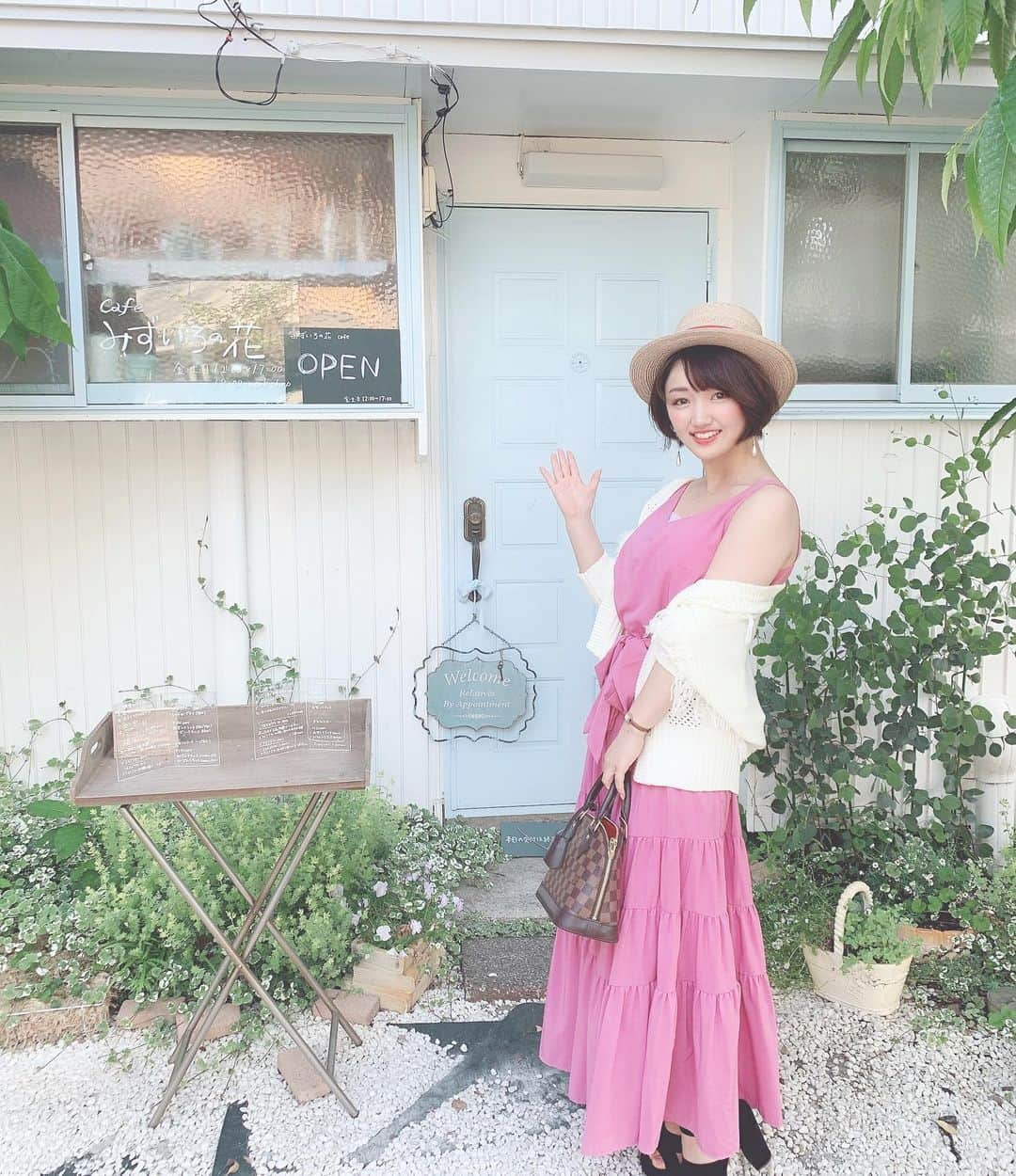 東美希のインスタグラム：「時差投稿👋 吉祥寺のカフェ 「みずいろの花」 めちゃくちゃ可愛くてメルヘンな カフェでした💓 1日何組かしかはいれないみたい！！ . . . . . . #みずいろの花 #吉祥寺カフェ #吉祥寺 #カフェ巡り #東京カフェ #インスタ映え  #ワンピースコーデ」