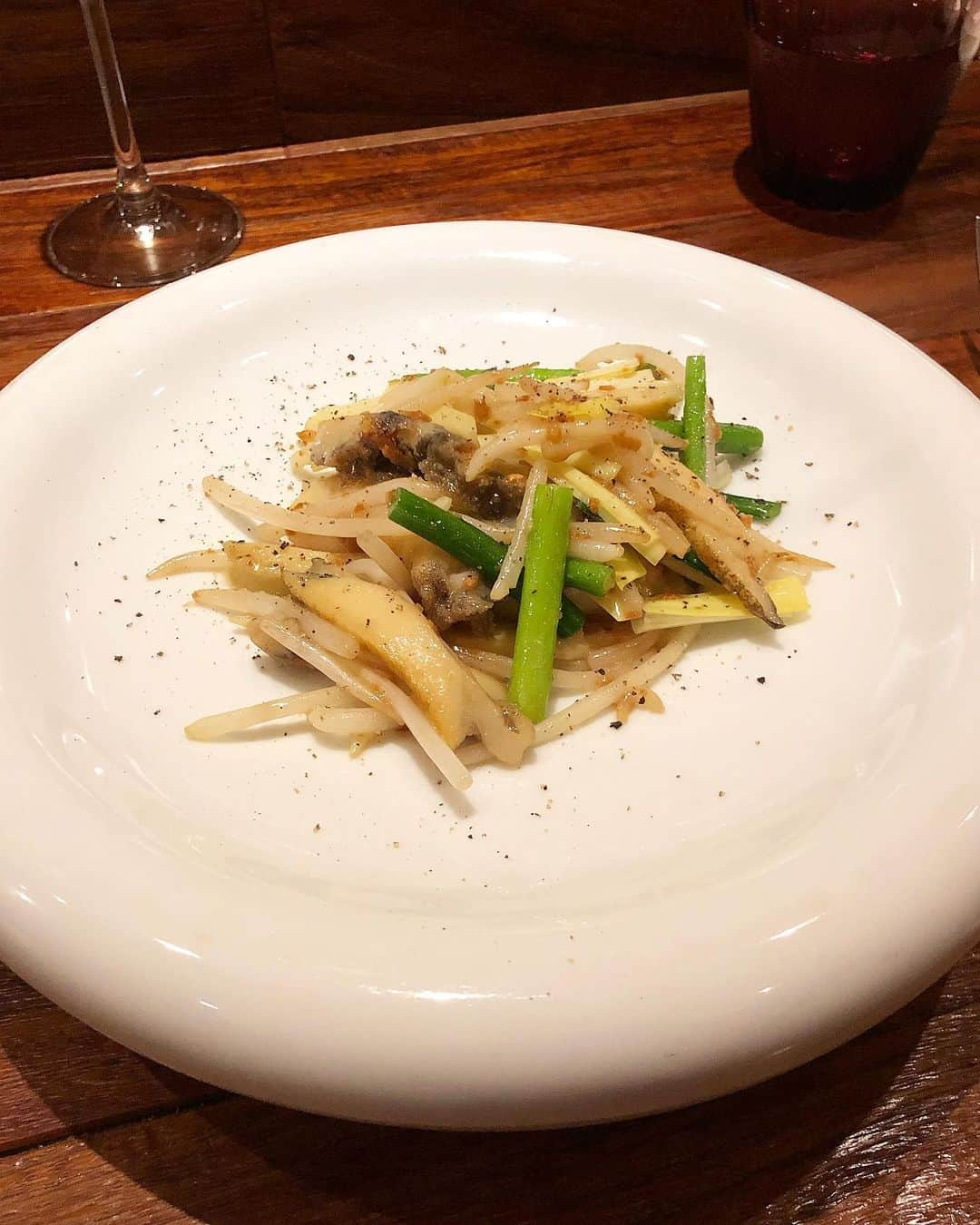 シャウラさんのインスタグラム写真 - (シャウラInstagram)「Family dinner at one of my favorite Chinese restaurants. Yung in Shirogane delicious as usual. First photo is of my fav. dish of the night vegetables with abalone sautéed in garlic. WOW. 今夜は家族で中華！久しぶりに大好きなお店へ！ 白金の私厨房勇(yung)！ 今日も美味しかった！1枚目の写真はお野菜とアワビのガーリック炒め。やばばば！ #foodie #chinese #foodporn」6月11日 23時30分 - shaula_vogue