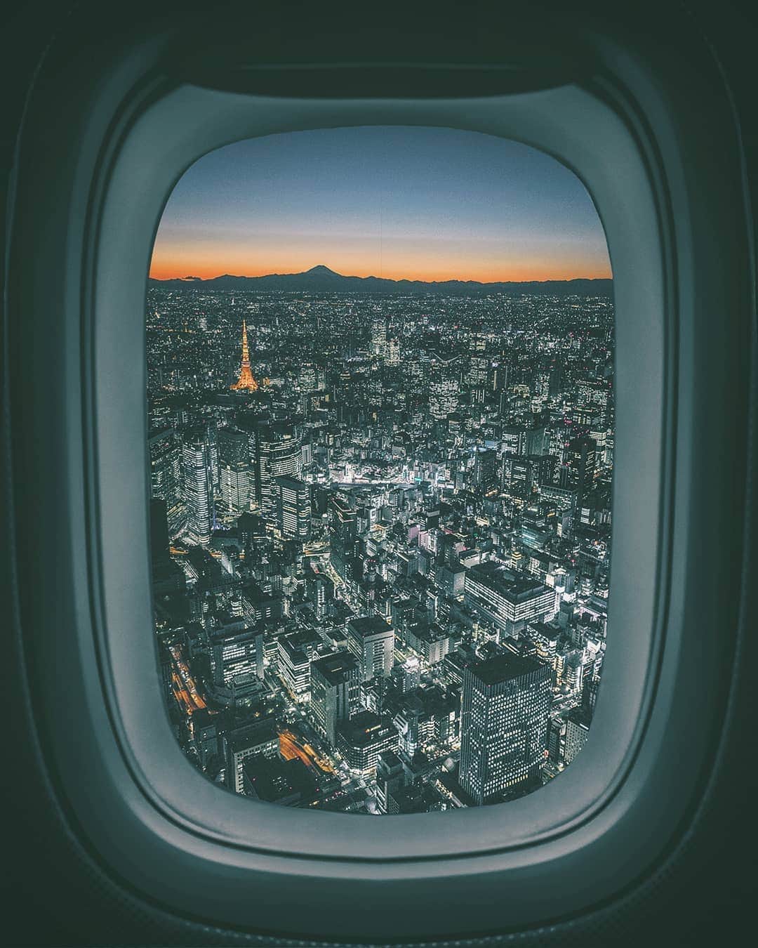Berlin Tokyoさんのインスタグラム写真 - (Berlin TokyoInstagram)「Mesmerizing aerial view of Tokyo as it puts on a show for the nightfall. 🌃🗼Use two emojis to describe This photo :) . . 📍#tokyo , #japan」6月11日 23時31分 - tokio_kid