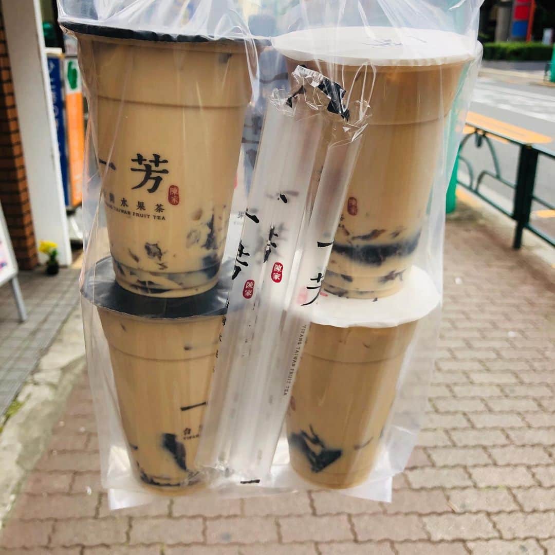 池田有希子のインスタグラム：「私くらいになるとタピオカの代わりに仙草ゼリー入れるし、人にもそれを強要する😝 #タピオカミルクティー」