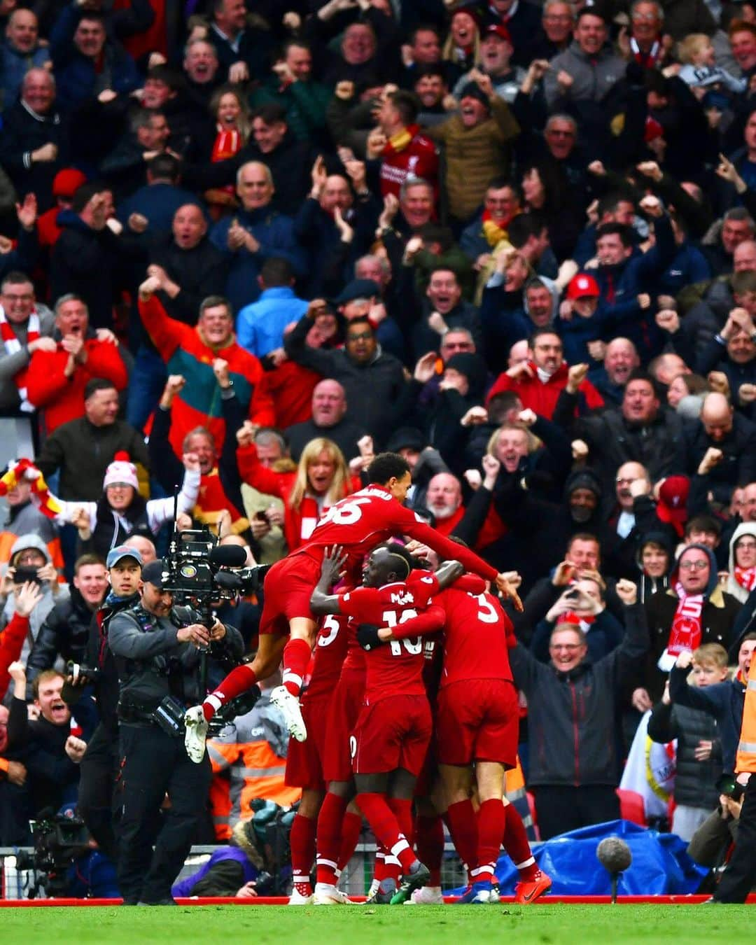 リヴァプールFCさんのインスタグラム写真 - (リヴァプールFCInstagram)「We find out our @premierleague fixtures on Thursday. 👌 🔴 Who do you predict our opening game will be against? 🤔👇 #PLFixtures #PremierLeague #LFC #LiverpoolFC」6月11日 23時42分 - liverpoolfc