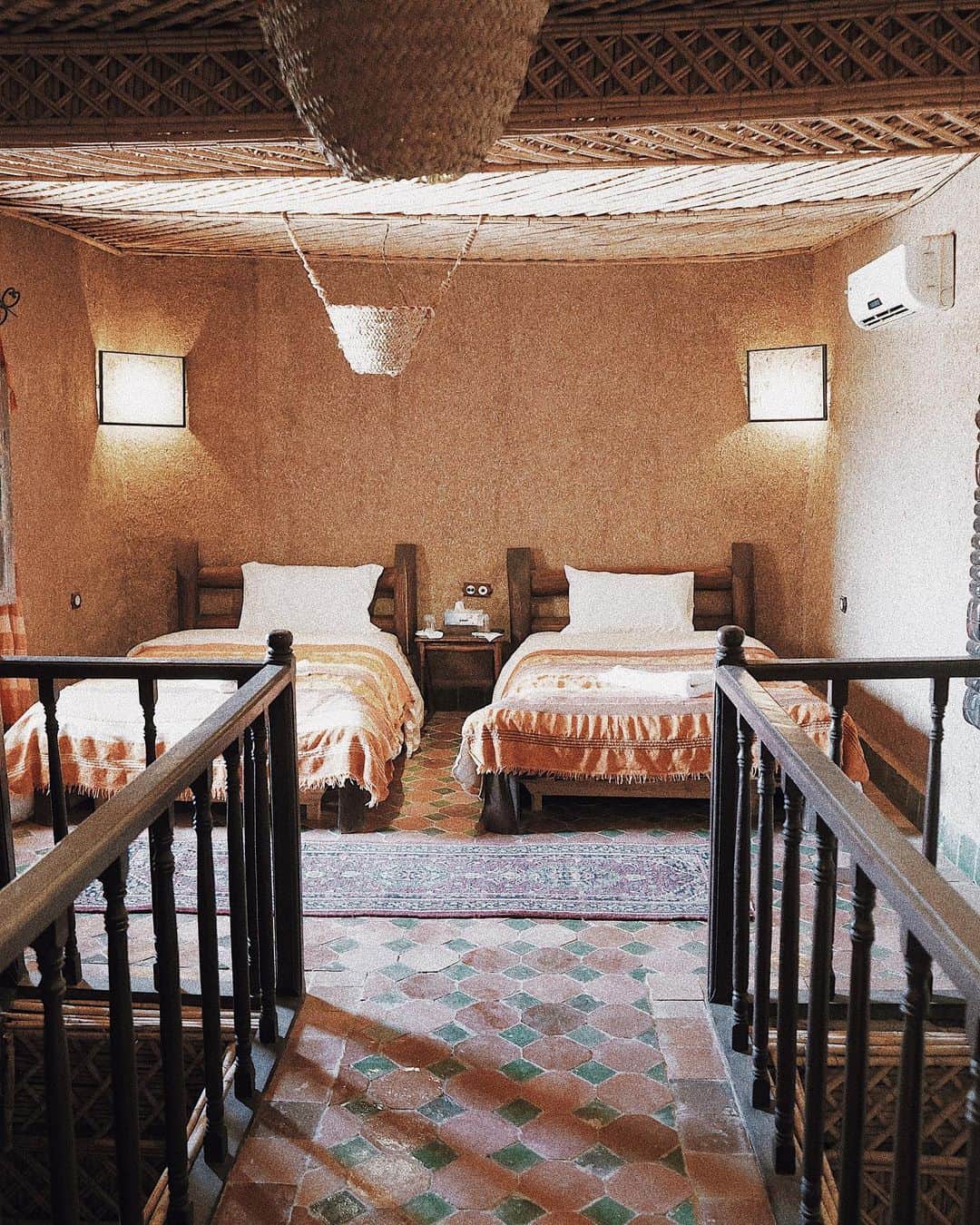 Manamiのインスタグラム：「🏨Auberge La Belle Etoile MerzugaのHotel 2階建のテラスのあるsuite roomに 何故かアップグレードしてもらえた😇 可愛いHotelだったよ💕」