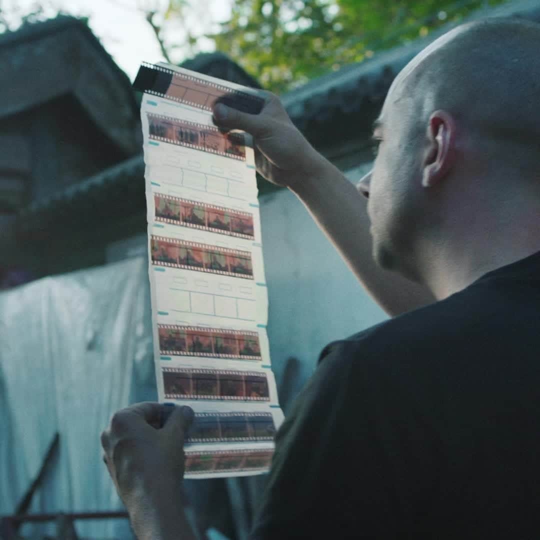 のインスタグラム：「“The more negatives I looked at, they started to tell a story of China very different from every other picture taken by journalists and published in books,” says @thomas_sauvin. Amid the piles of forgotten negatives that inspired the @Beijing_Silvermine, one photo became a symbol of a poignant cultural moment in modern China 📷 🎞️ [WATCH: link to full film in bio] #FathersDay #BeijingSilvermine #HistoryofMemory #GaragebyHP #photography」