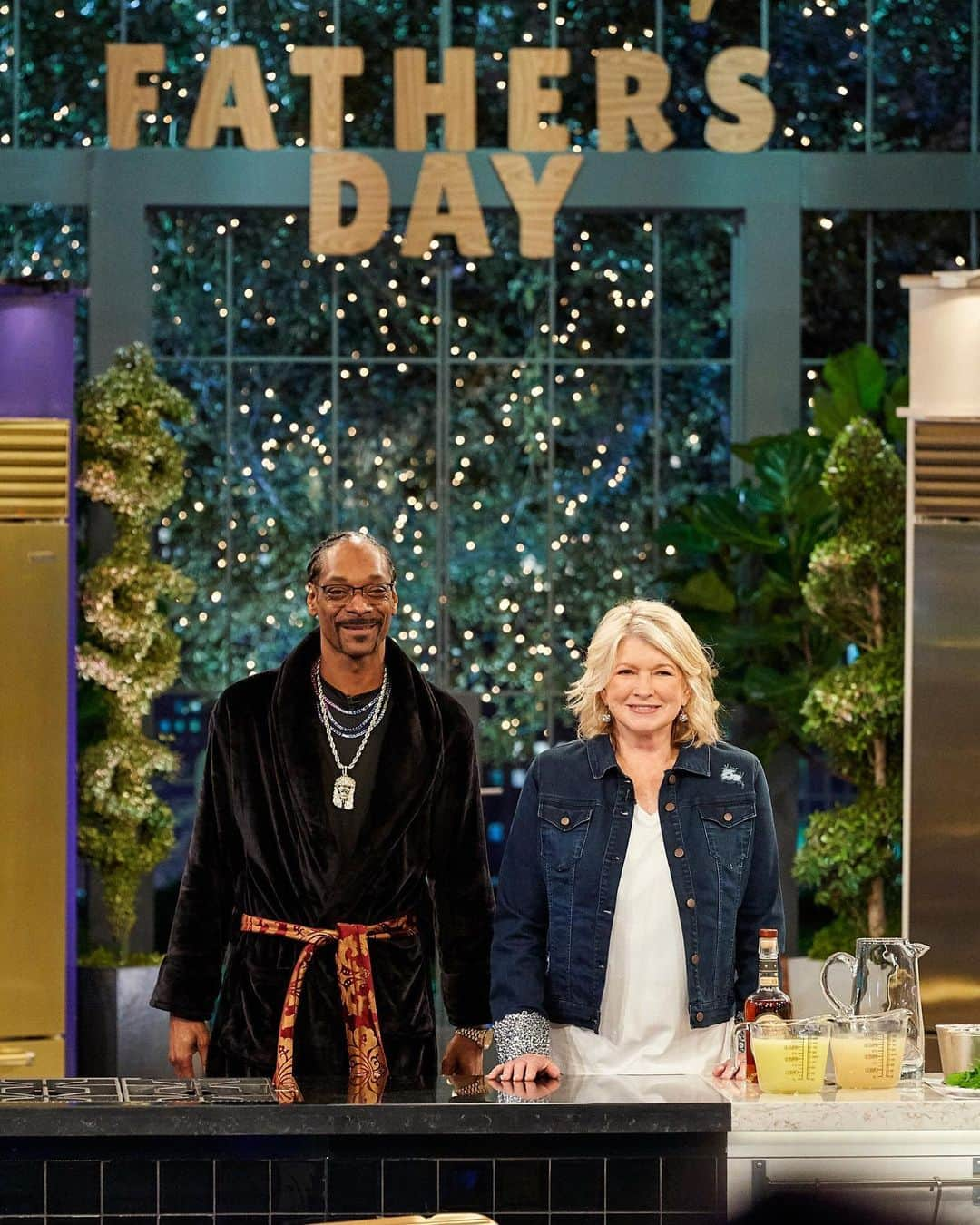 マーサ・スチュワートさんのインスタグラム写真 - (マーサ・スチュワートInstagram)「It’s a Father’s Day showdown on tonight’s episode of @marthaandsnoop’s Potluck Party Challenge! Watch the duo team up with special guests @revwon, @morereginahall, and guest judge @jessietusher to create the ultimate Father’s Day feast and compete for the Potluck Party Platter. Tune in tonight at 9/8c on @vh1!」6月11日 23時40分 - marthastewart