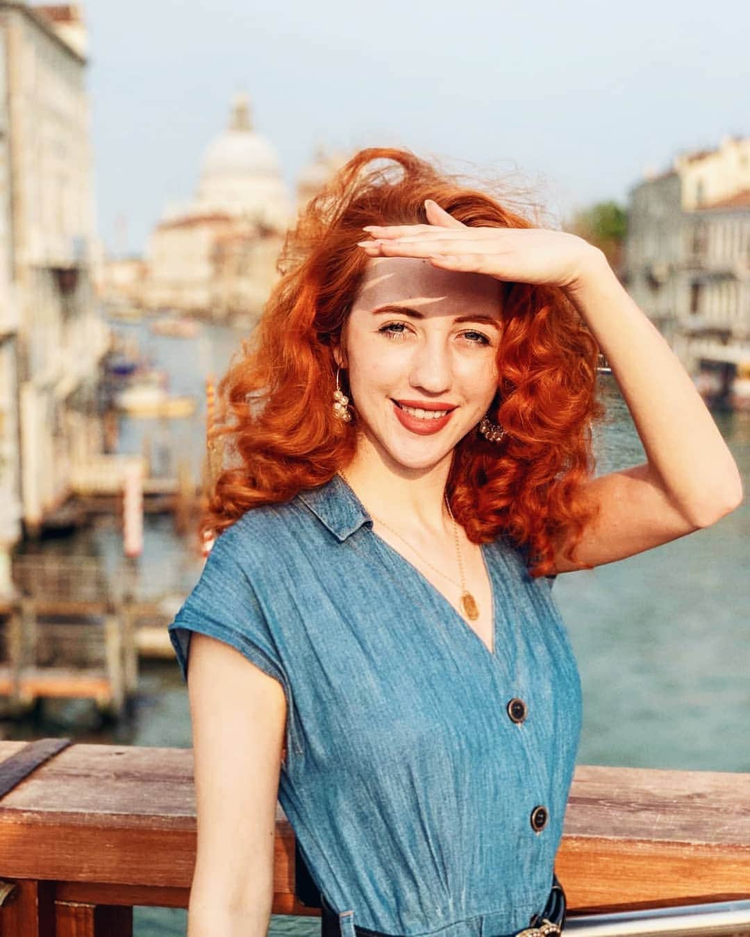 のインスタグラム：「on a bridge facing east instead looking west • I just posted my first day story of my birthday trip to Venice! on my stories right now and in my highlights too. Let me know what you think in the comments 🍂have you ever been to Venice?」