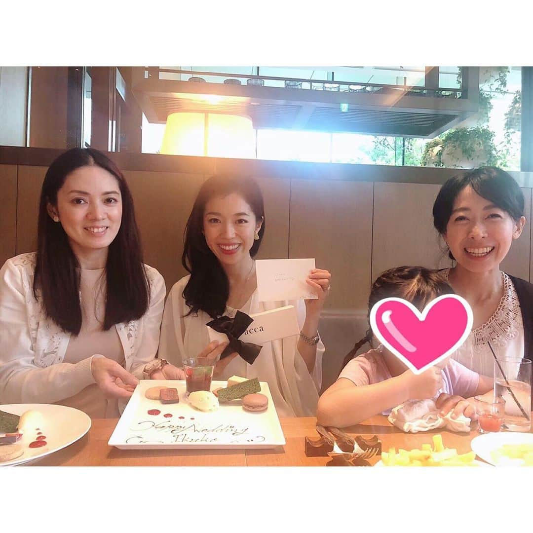 小西さやかさんのインスタグラム写真 - (小西さやかInstagram)「【女子会:結婚お祝い会】 先日、眼科医のえりちゃん、歯科医のいくちゃん、私の３人で女子会しました💕 いくちゃんが結婚したということで、みんなでお祝いしました。お互い忙しくて、半年以上会っていなかったのに、いつも一緒にいたみたいに戻れて楽しすぎました。 やっぱり、女友達って最高ですね！最近、ドラマの「ミストレス 女たちの秘密」にハマってるから余計に実感。 もっと頻繁に会いたいな💕 accaのバレッタをプレゼントしました。  #ミストレス #ミストレス女たちの秘密 #女子会 #結婚 #結婚お祝い #ランチ  #ホテルランチ #オールデイダイニング #グランドキッチン#パレスホテル東京」6月11日 23時50分 - cosmeconcierge