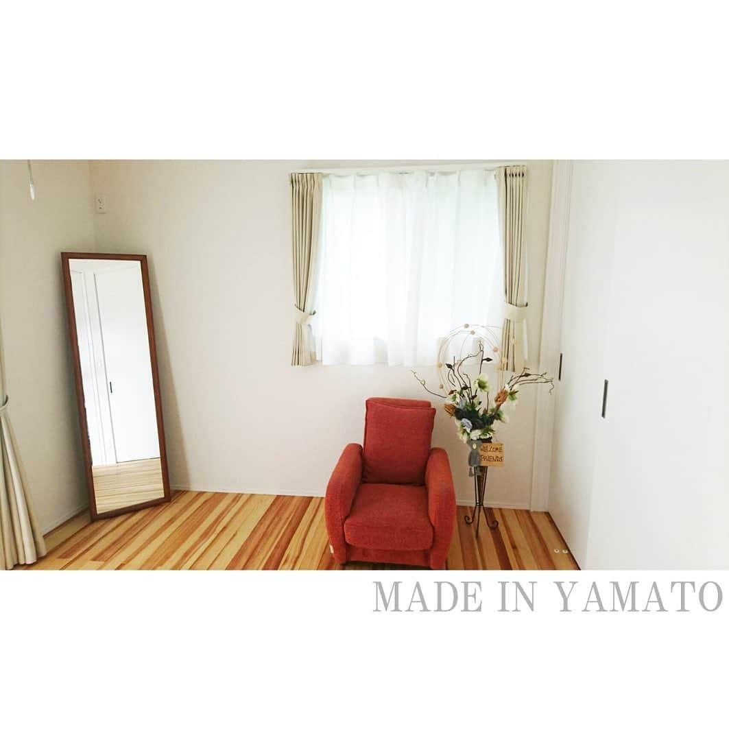 YAMATOの家さんのインスタグラム写真 - (YAMATOの家Instagram)「. . ちょっとインテリアにこだわったお部屋♪フラワーアレンジメントが趣味♪ 何かに使うわけでもないけど、ちょっとおしゃれにしたかっただけ♪ . MADE IN YAMATO MADE IN YAMATO . . #yamatoの家 #リビング #マイホーム記録 #御殿場 #小山町 #設計事務所 #マイホーム #注文住宅 #デザイン #新築 #家 #インテリア #住宅 #建築 #ナチュラル #設計士 #自然素材 #自然素材の家 #ソファー #フラワーアレンジメント #おしゃれ」6月11日 23時43分 - yamato_house