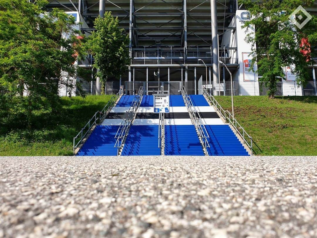 ハンブルガーSVさんのインスタグラム写真 - (ハンブルガーSVInstagram)「Starker Einsatz unserer Ultras 😍 Der Treppenaufgang vom Trainingsgelände ins #Volksparkstadion erstrahlt jetzt in 🔵⚪️⚫️ Dickes Danke! 💙 #nurderHSV」6月11日 23時55分 - hsv