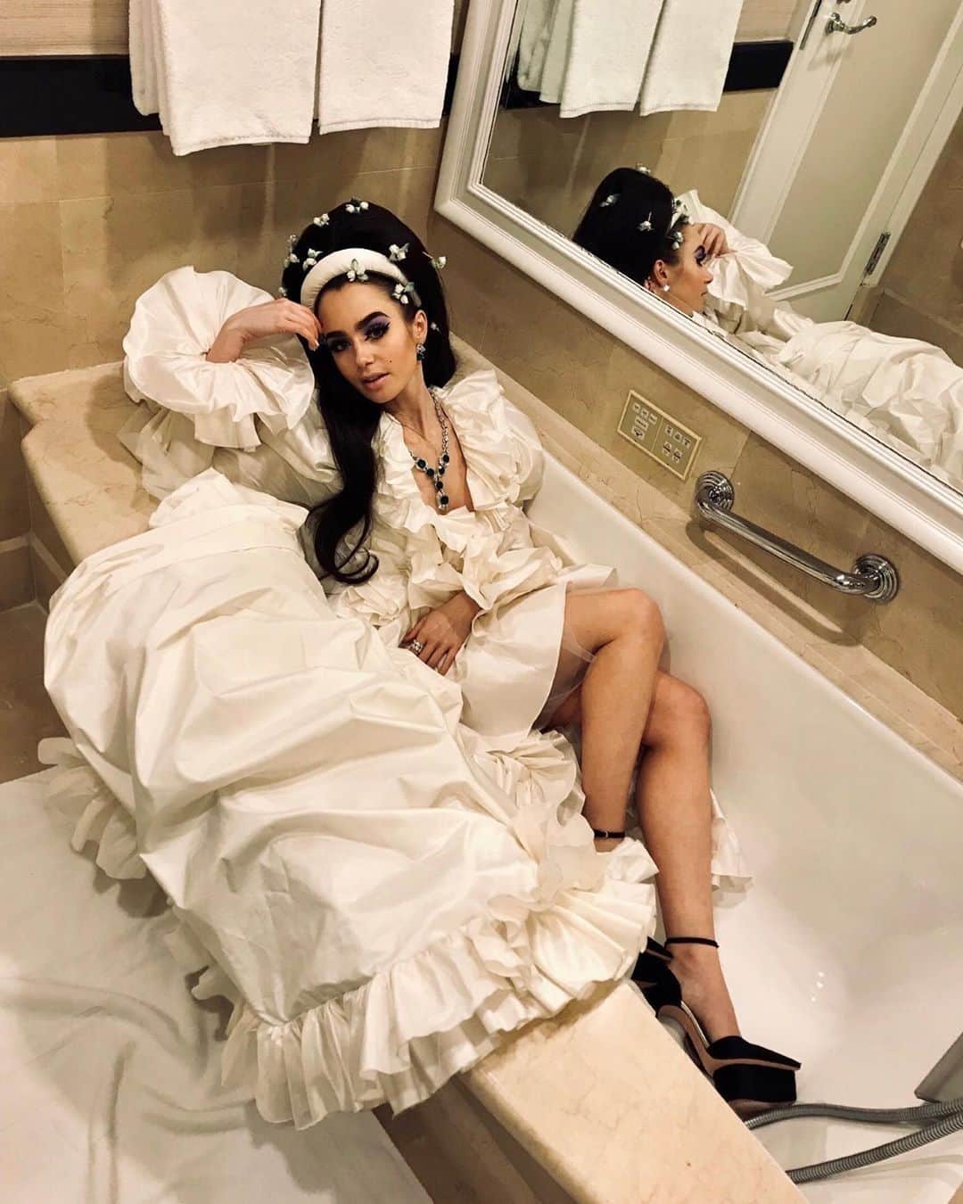 The Peninsula Hotelsさんのインスタグラム写真 - (The Peninsula HotelsInstagram)「Enjoyable, with or without water 😉. Our tubs at @thepeninsulanyc are made for ultimate relaxation. Just ask @lilyjcollins! #penmoments . . . . . . . #peninsulahotels #luxuryhotels #luxuryhotelexperience #luxurytravel #travel #beautifuldestinations #welltraveled #traveldiaries #jetset #jetsetter #hotel #hotellife」6月11日 23時55分 - peninsulahotels