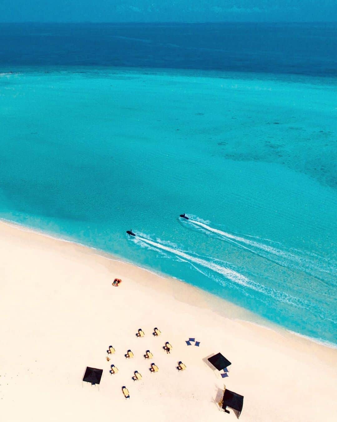 Velaa Private Islandさんのインスタグラム写真 - (Velaa Private IslandInstagram)「Spending a day on an uninhabited island is quite a unique experience. You can do whatever you feel like - from sunbathing to jet skiing, to destination dining and diving.  At Orimasvaru, a desert islet that is only a 5 minute boat ride from #VelaaPrivateIsland, there is nothing to prevent you from doing anything. #VelaaMoments」6月11日 23時57分 - velaaprivateisland