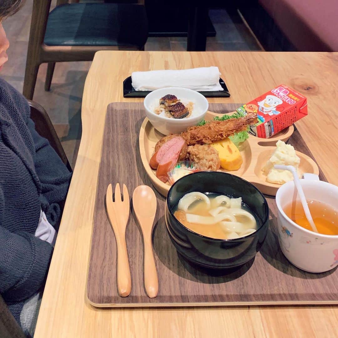 MEGのインスタグラム：「昨日の点滴が終わって約一時間後、熱も平熱に戻り、喉の痛みも消えました。今までの苦行が嘘のよう... 今朝は２回目の点滴をしてきまして、今はもうかなり普通の体調に戻りました。だいぶん元気。もう只々、日本の名医に感謝。  原因については、先生の話をきいたら心当たりがありました。それはまた 今月の @hugmug_insta のコラムに書こうと思います。  ビタミンAが多いものを食べるのが良いときいて、家族でひつまぶしを食べに。娘にとっては #人生初のお子様ランチ 初めて見るフォルムのものてんこ盛りに戸惑い、なかなか恐れて手をつけないという事態が発生。。 あはは。困った。  前回のひょんな日本到着ポストに、たくさんのメッセージありがとうございます。いやー、体調崩してるときはストレートに染みるわ。#泣  ありがとう。 元気です。  #NoMore急性扁桃炎 #ただいま🇯🇵 #japanesekidsmeal」