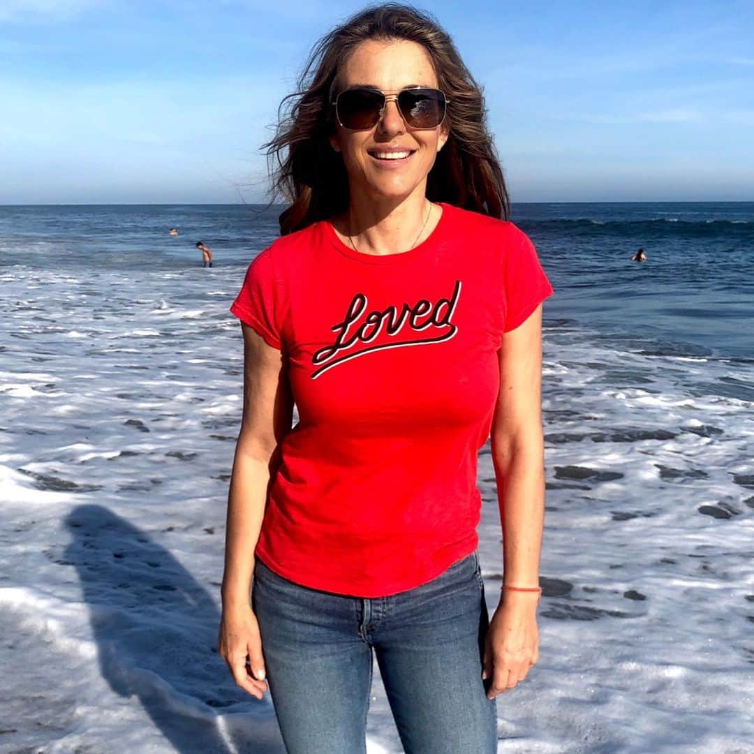 エリザベス・ハーレイさんのインスタグラム写真 - (エリザベス・ハーレイInstagram)「Beach birthday #Malibu #lucky #grateful ❤️」6月12日 0時01分 - elizabethhurley1