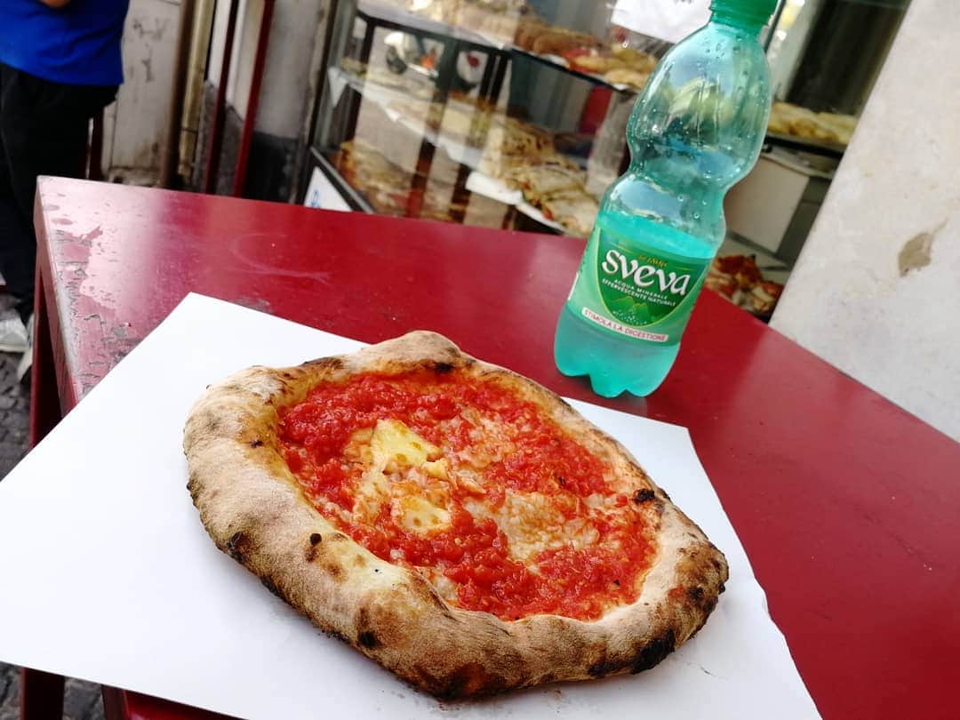 桐島瑞希さんのインスタグラム写真 - (桐島瑞希Instagram)「食事は船で済ませてしまうのですが、どうしてもそそられて、立ち食いピザw €1って…😲 ロンドンで£1で食べられる物はあまりないから驚き✨ モチモチで普通に美味しかった😲  #napoli #naples #ナポリ #italy #イタリア #イタリア旅行 #地中海クルーズ #クルージング旅行 #海外旅行 #海外旅行好きな人と繋がりたい #海外生活 #海外在住 #旅行好きな人と繋がりたい #旅スタグラム #旅したくなるフォト」6月12日 0時03分 - mizkirisiii