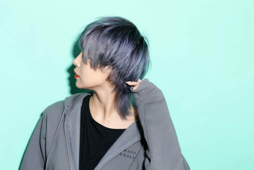 澁谷梓希さんのインスタグラム写真 - (澁谷梓希Instagram)「. . #newhaircolor . . by @atsutoshi00 . . 色落ち前提の紫味のあるシルバー . GARTEは素晴らしい。 . まおんちゃんパーカー◎ . #instafashion #hairstyle #haircolor #japan #japanesegirl #instafashion #ootd #makeup #beauty #newcolor #haircut #myhairstyle #wolfhair #haircolourist #hairdressing」6月12日 0時03分 - azk_s811