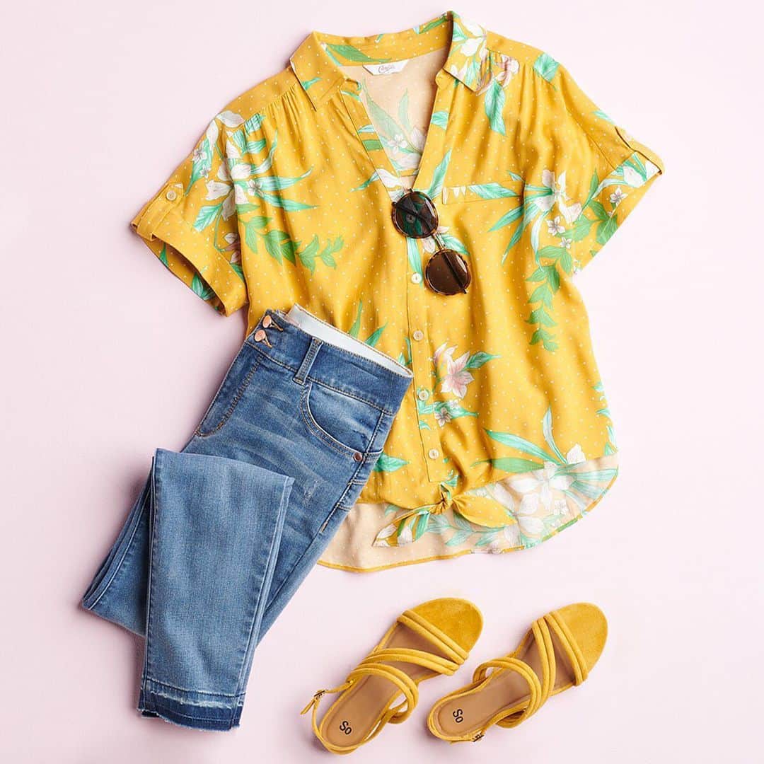ロック&リパブリックのインスタグラム：「May your day be as sunny as your outfit. ☀️Tap to shop @candiesbrand. #Kohls」