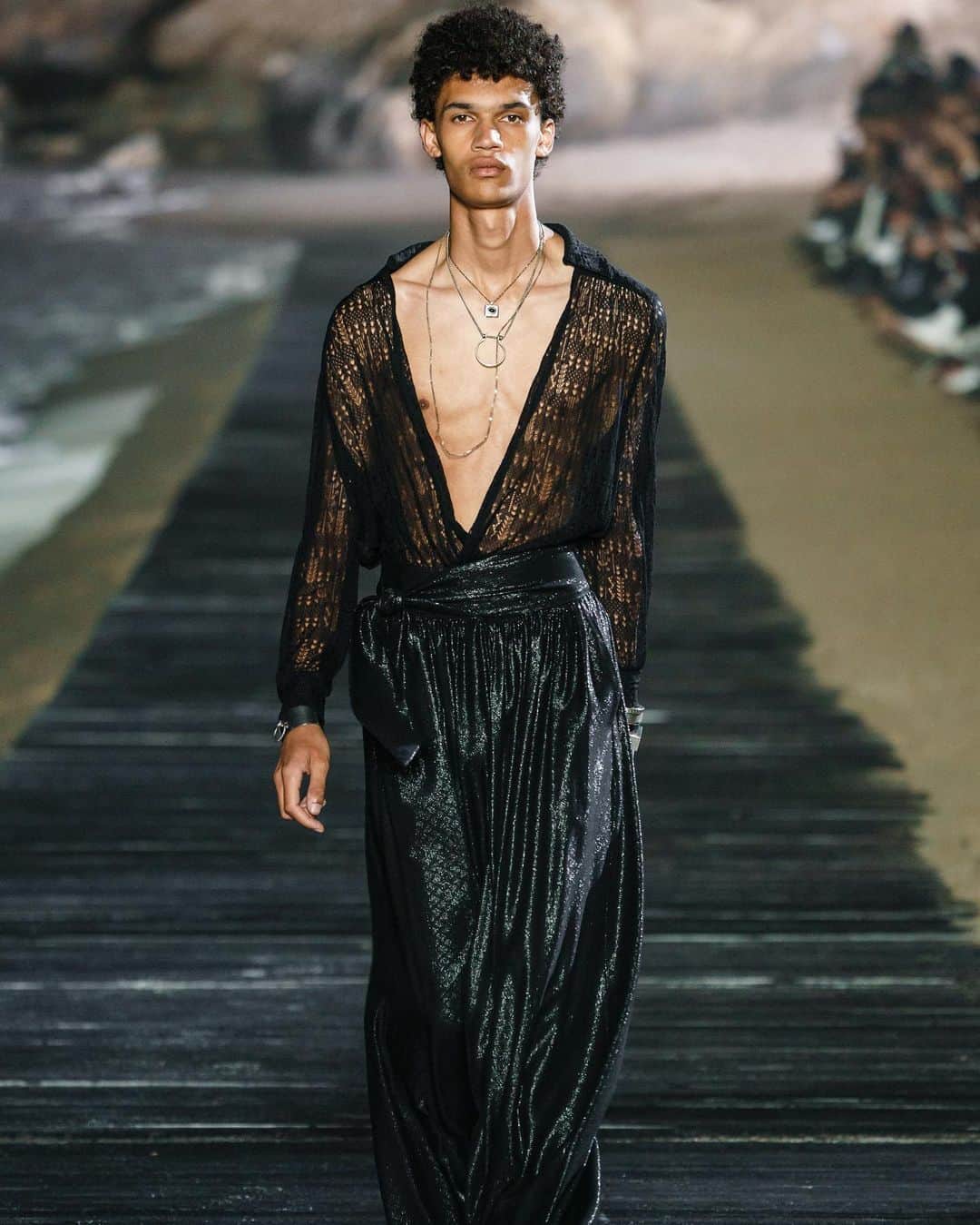 Fashion Weekさんのインスタグラム写真 - (Fashion WeekInstagram)「#YvesSaintLaurent designer @anthonyvaccarello took to a boardwalk atop a Malibu beach to show his @YSL Spring 2020 Menswear collection. The relaxed beach town served as inspiration for the free-spirited collection. 👈 For a look at the 70s inspired pieces.」6月12日 0時07分 - fashionweek