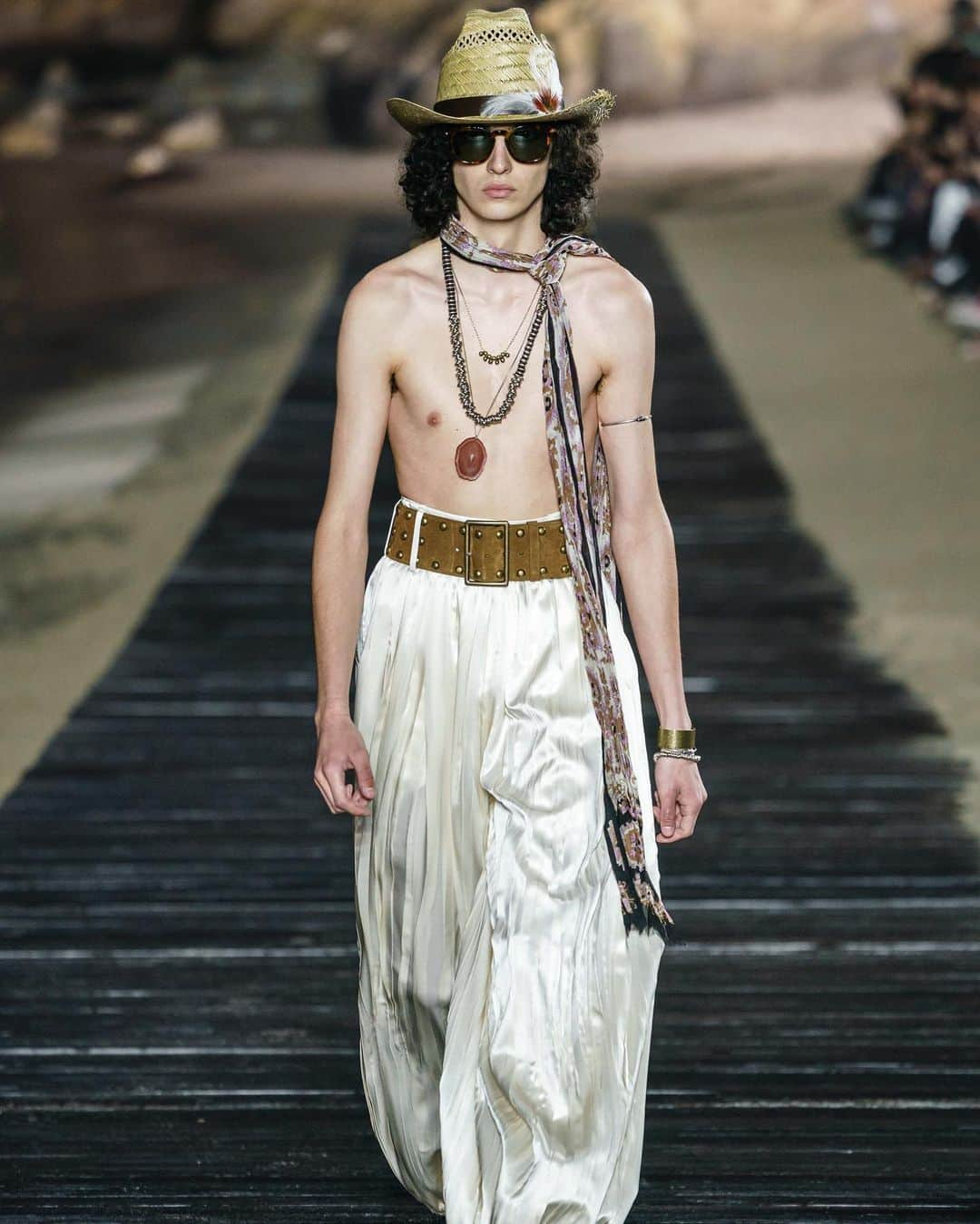 Fashion Weekさんのインスタグラム写真 - (Fashion WeekInstagram)「#YvesSaintLaurent designer @anthonyvaccarello took to a boardwalk atop a Malibu beach to show his @YSL Spring 2020 Menswear collection. The relaxed beach town served as inspiration for the free-spirited collection. 👈 For a look at the 70s inspired pieces.」6月12日 0時07分 - fashionweek